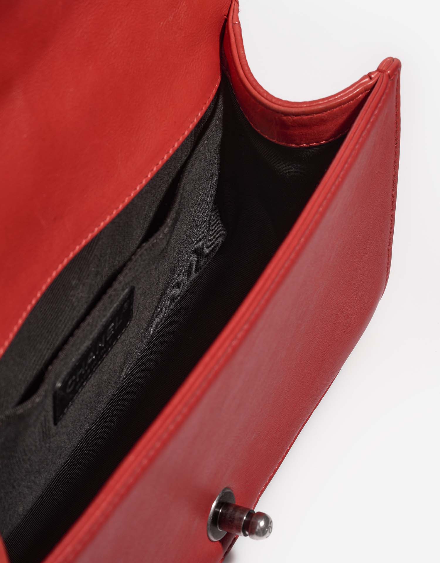 Chanel Boy OldMedium Red Inside | Verkaufen Sie Ihre Designer-Tasche auf Saclab.com