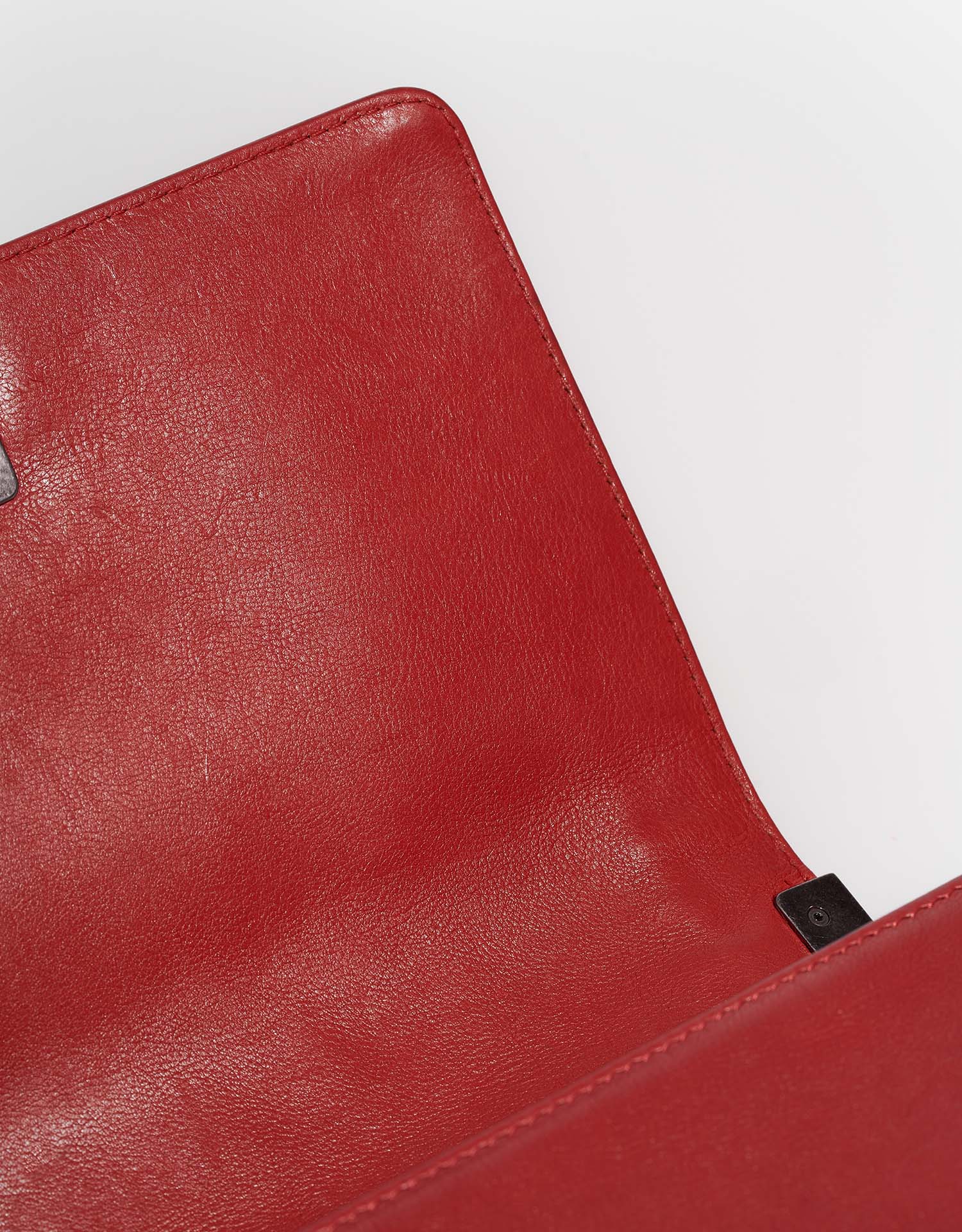 Chanel Boy OldMedium Red signs of wear 1 | Sell your designer bag on Saclab.com