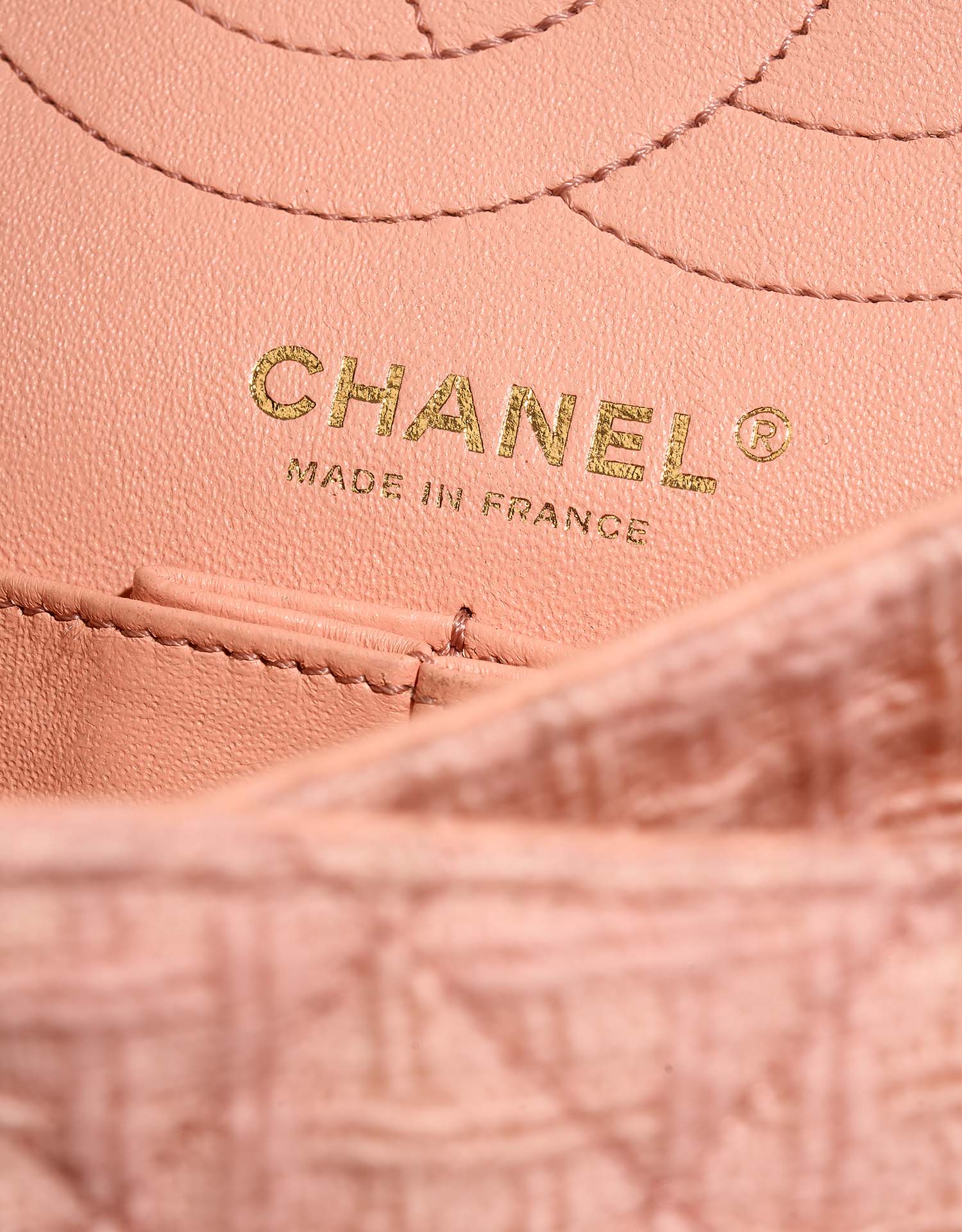 Chanel 255Reissue 225 Logo  | Sell your designer bag on Saclab.com