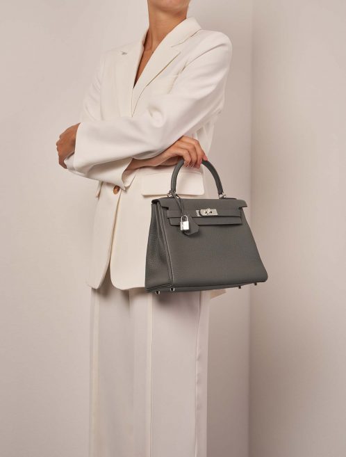 Hermès Kelly 28 GrisEtain Sizes Worn | Sell your designer bag on Saclab.com