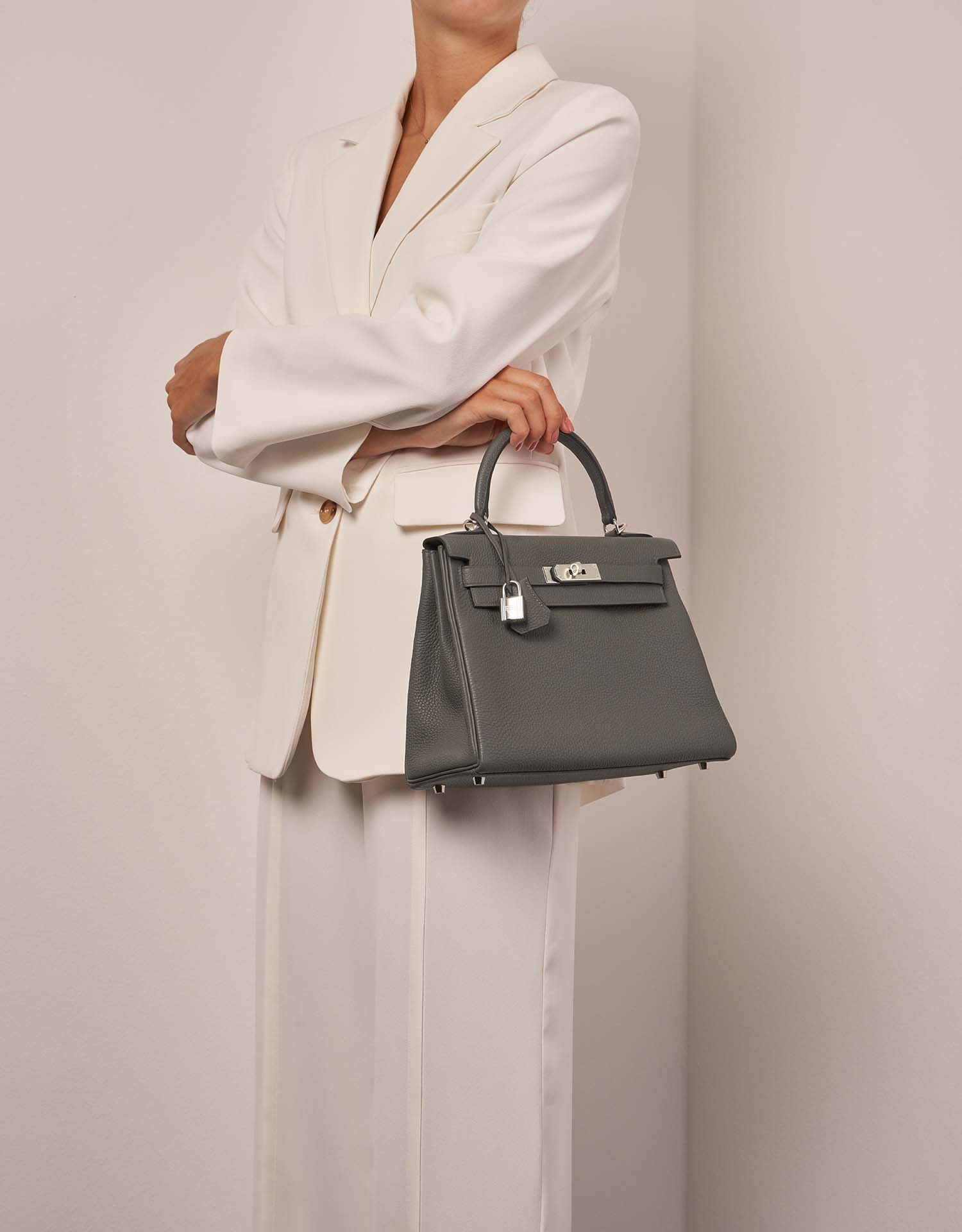Hermès Kelly 28 GrisEtain Größen Getragen | Verkaufen Sie Ihre Designer-Tasche auf Saclab.com