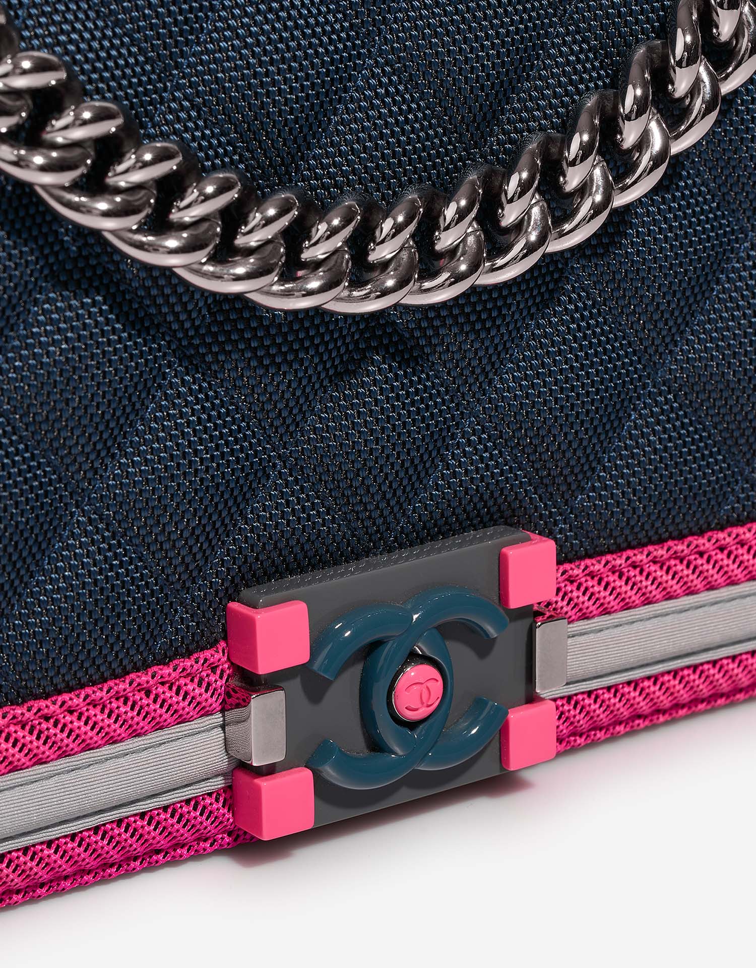 Chanel Boy OldMedium Multicolor Closing System  | Sell your designer bag on Saclab.com