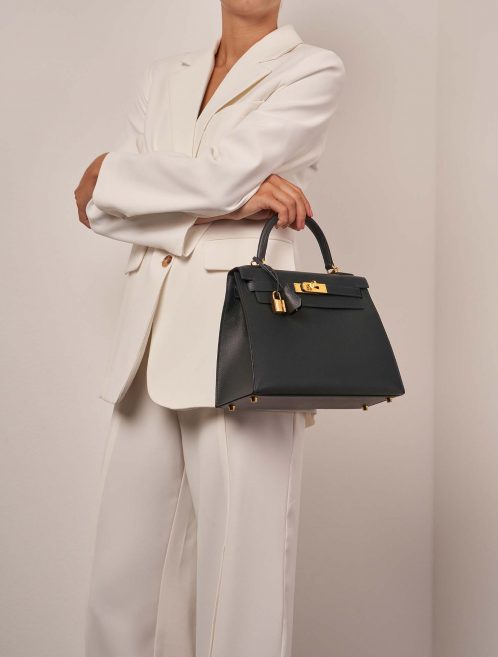 Hermès Kelly 28 VertRousseau Sizes Worn | Sell your designer bag on Saclab.com