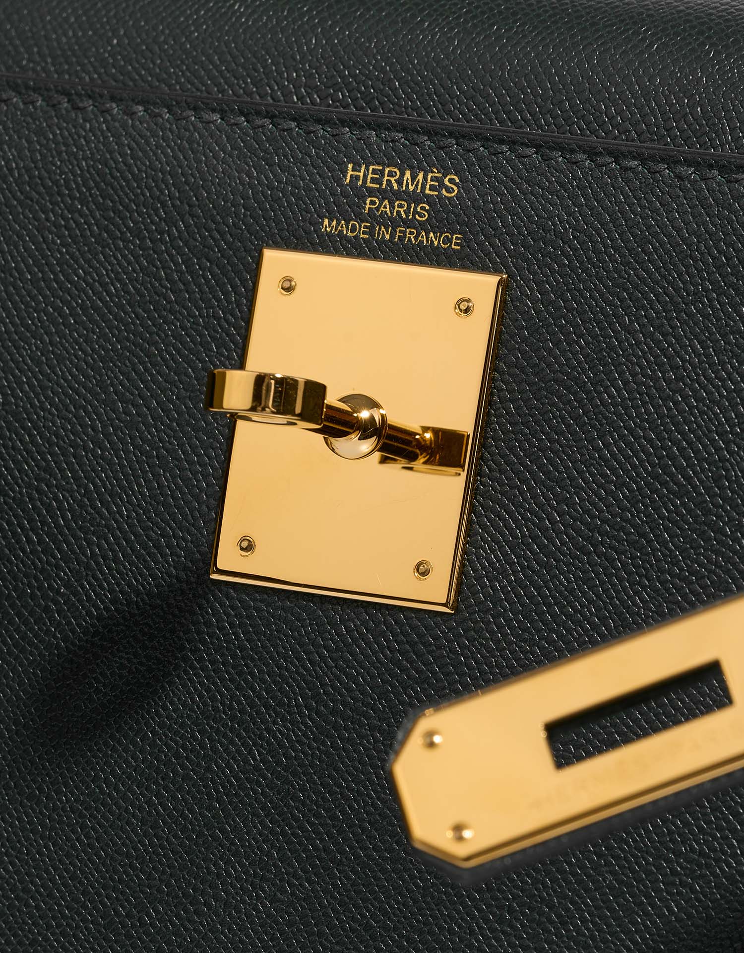 Hermès Kelly 28 VertRousseau Logo  | Sell your designer bag on Saclab.com