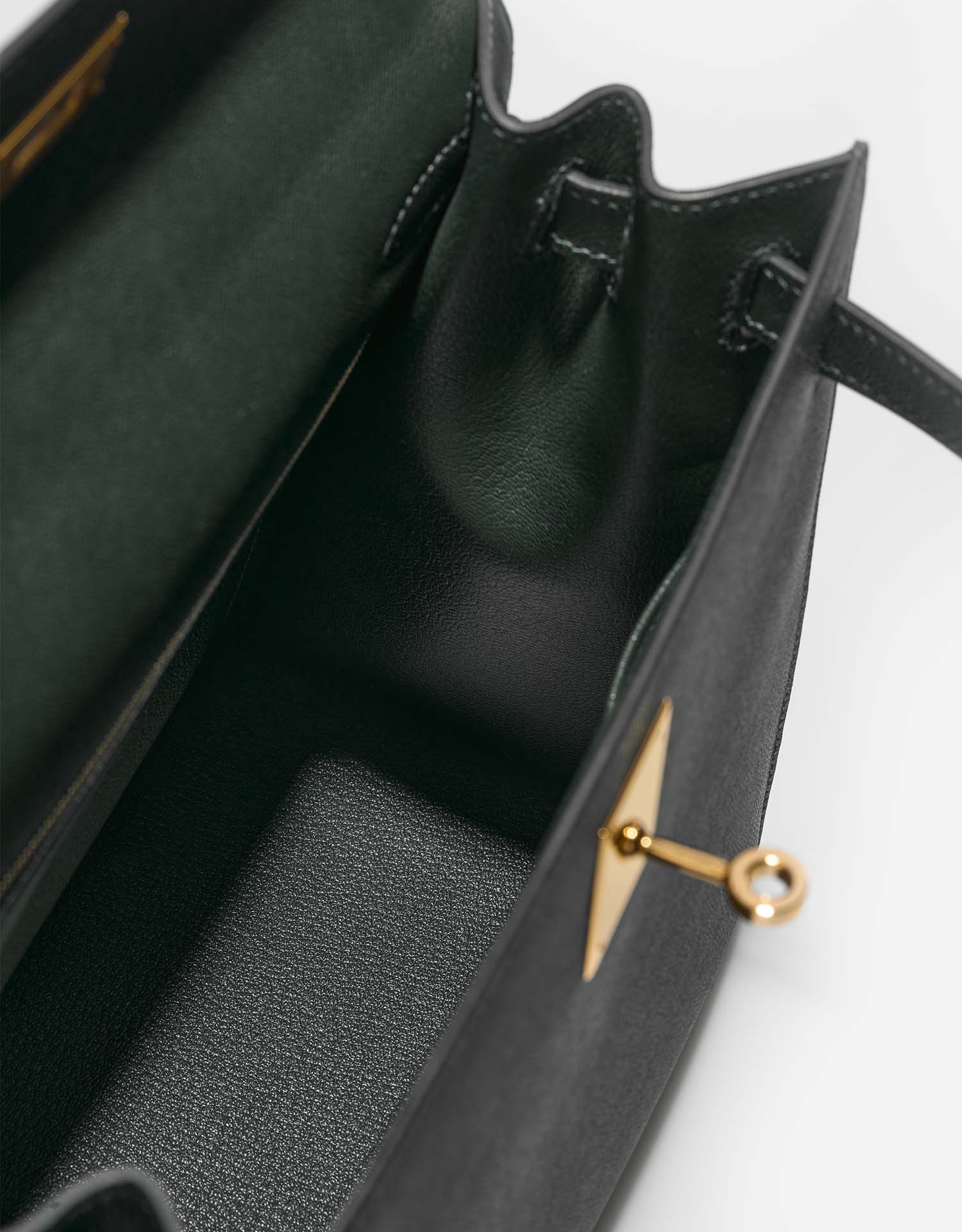 Hermès Kelly 28 VertRousseau Inside  | Sell your designer bag on Saclab.com