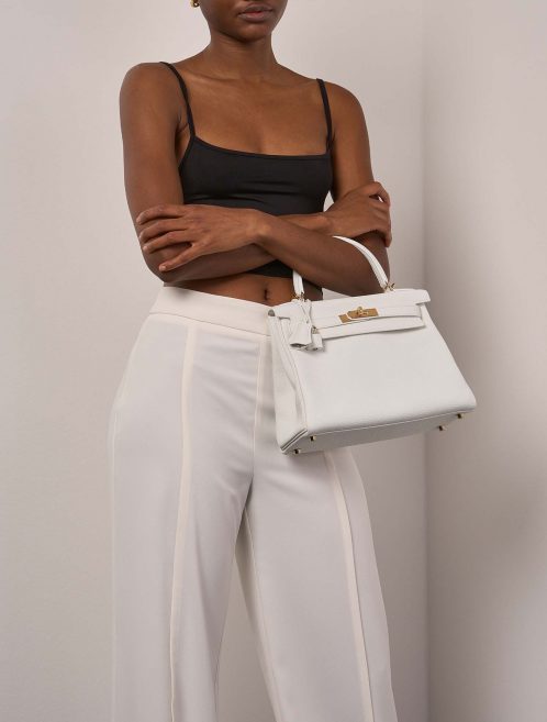 Hermès Kelly 28 Blanc Sizes Worn | Sell your designer bag on Saclab.com