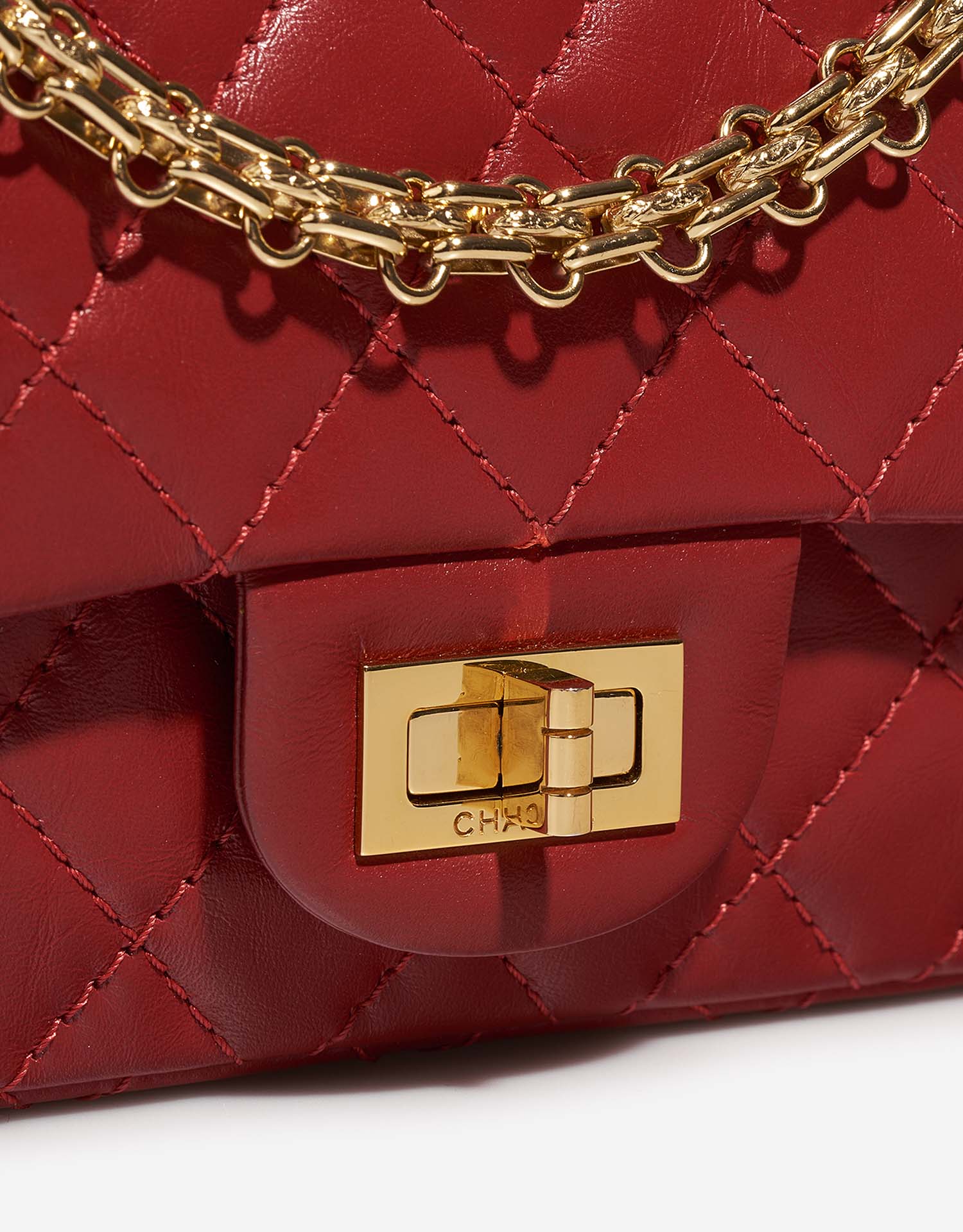 Chanel 255Reissue 225 Red Closing System  | Sell your designer bag on Saclab.com