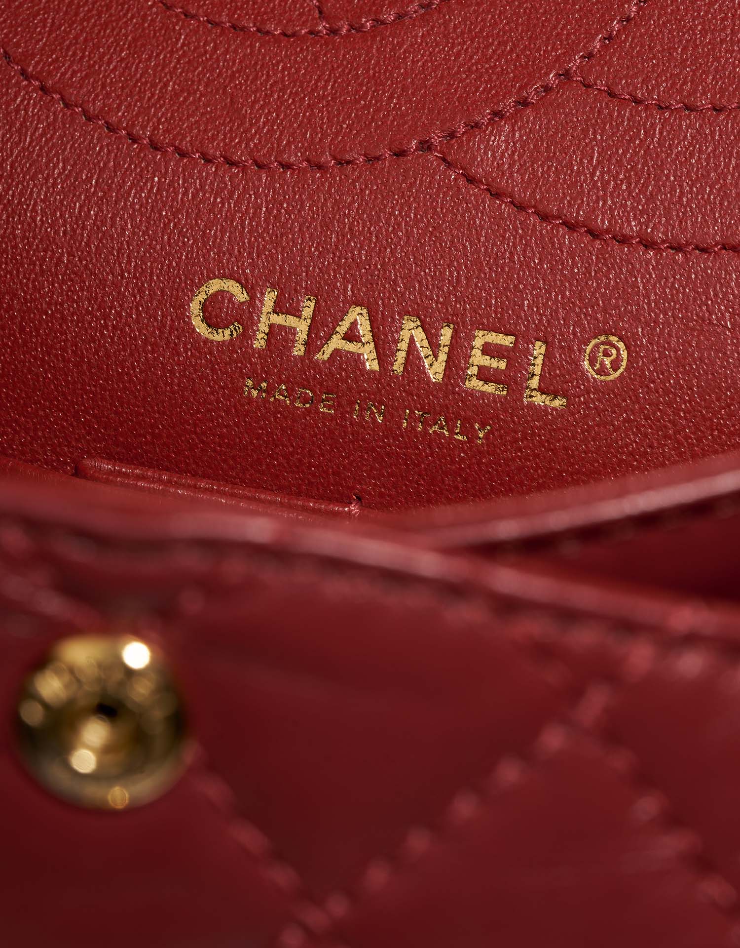 Chanel 255Reissue 225 Red Logo  | Sell your designer bag on Saclab.com