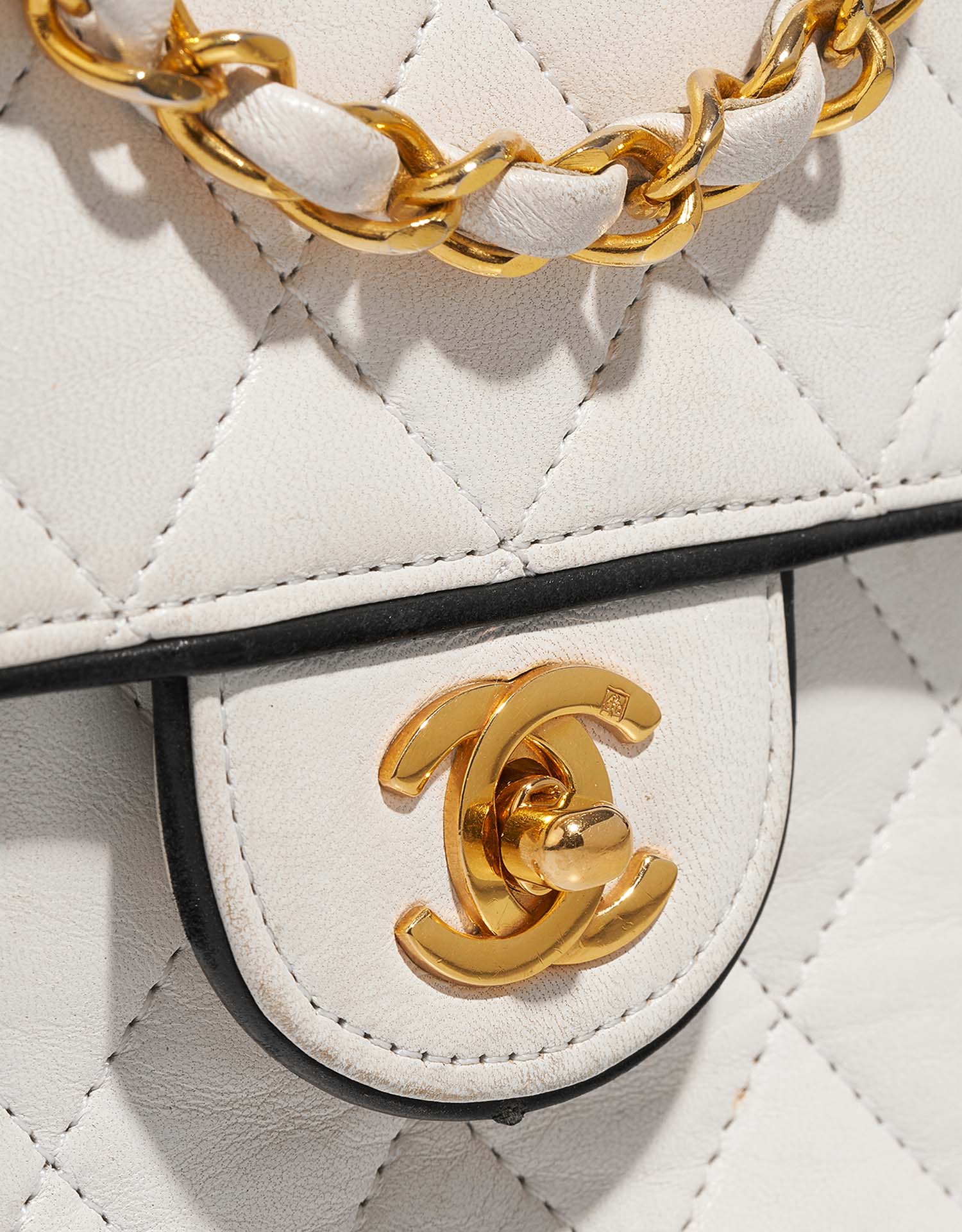 Chanel Timeless MiniSquare White Verschluss-System | Verkaufen Sie Ihre Designer-Tasche auf Saclab.com