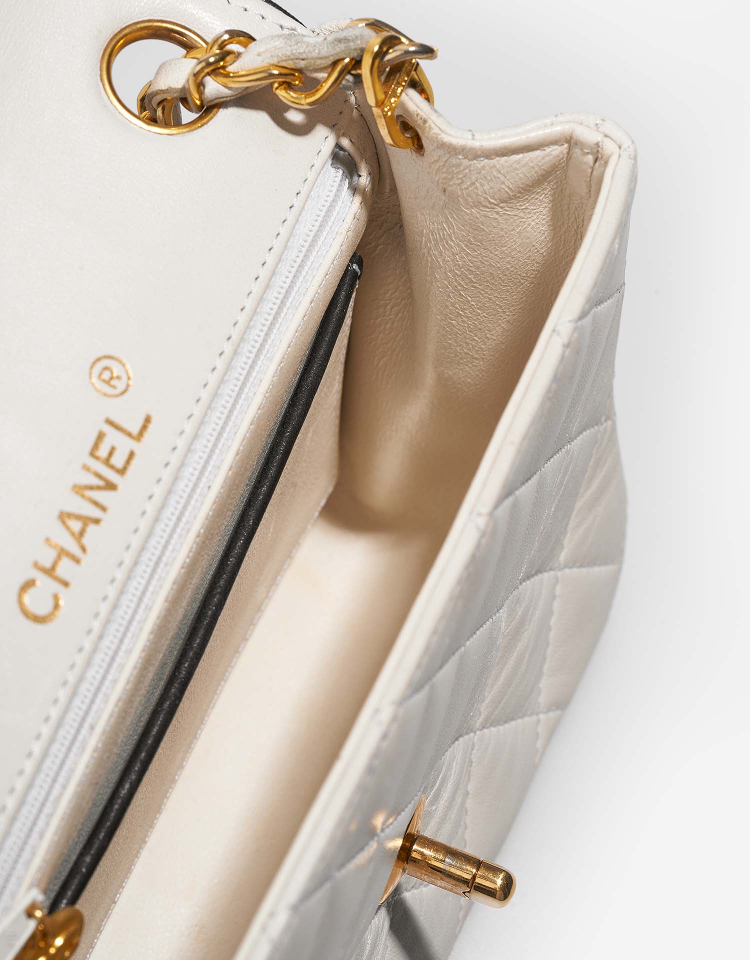 Chanel Timeless MiniSquare White Inside  | Sell your designer bag on Saclab.com