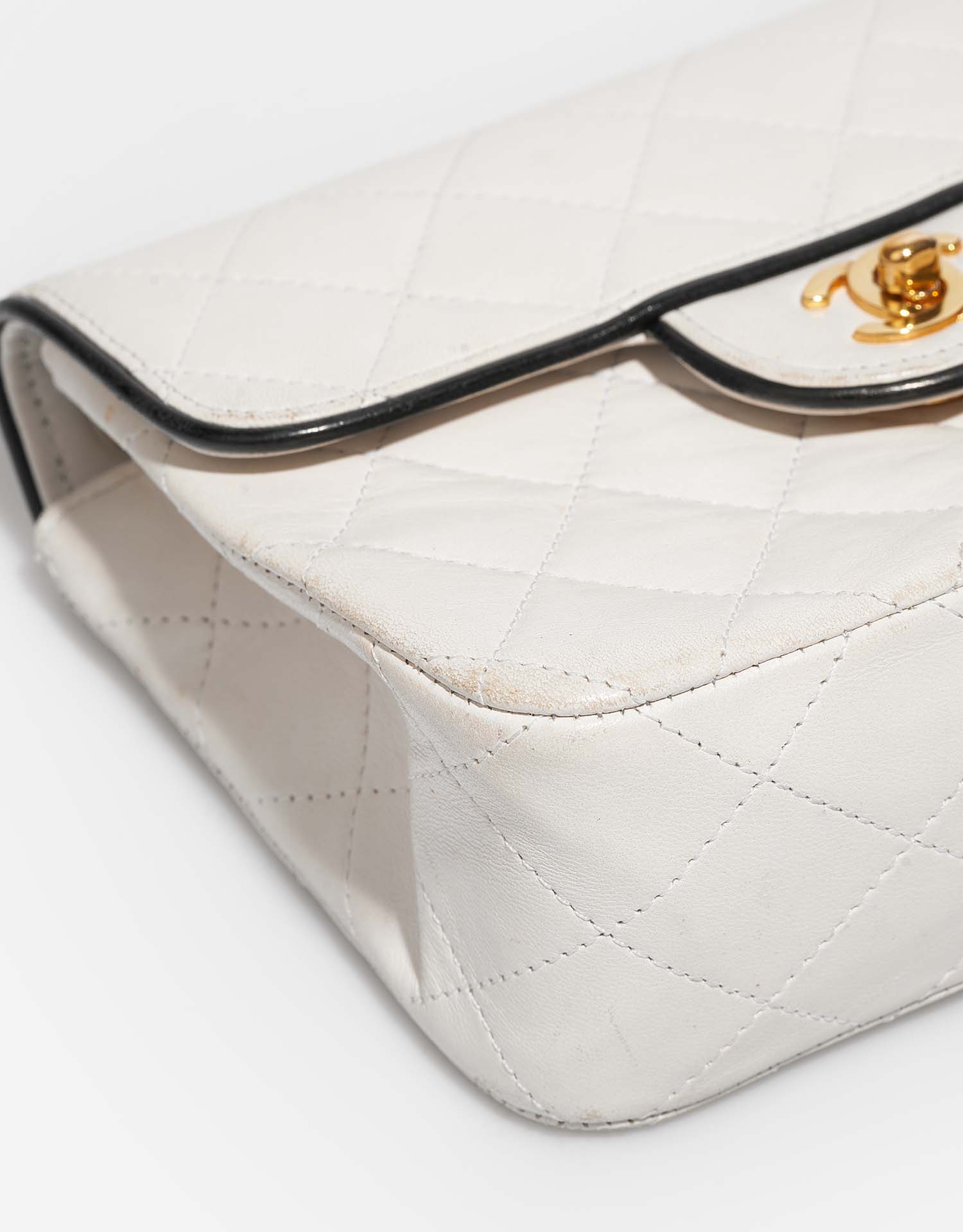 Chanel Timeless MiniSquare Weiß Gebrauchsspuren| Verkaufen Sie Ihre Designer-Tasche auf Saclab.com