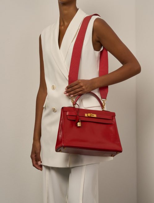 Hermès Kelly 32 RougeCasaque Tailles Porté | Vendez votre sac de créateur sur Saclab.com