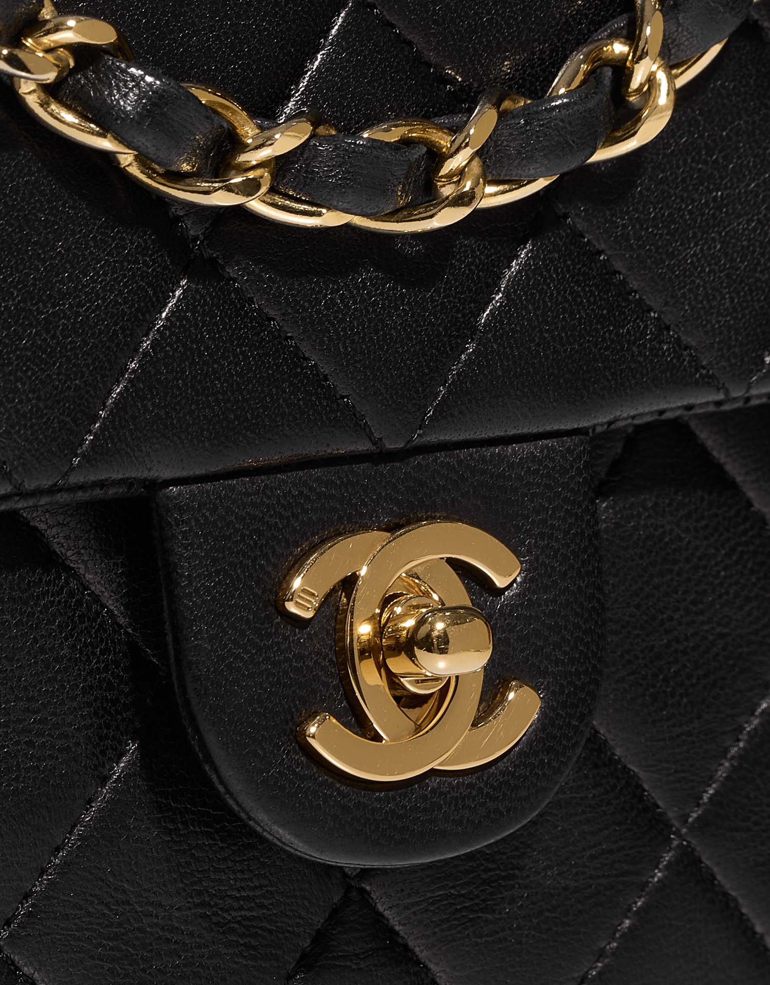 Chanel Timeless MiniSquare Black Closing System  | Sell your designer bag on Saclab.com