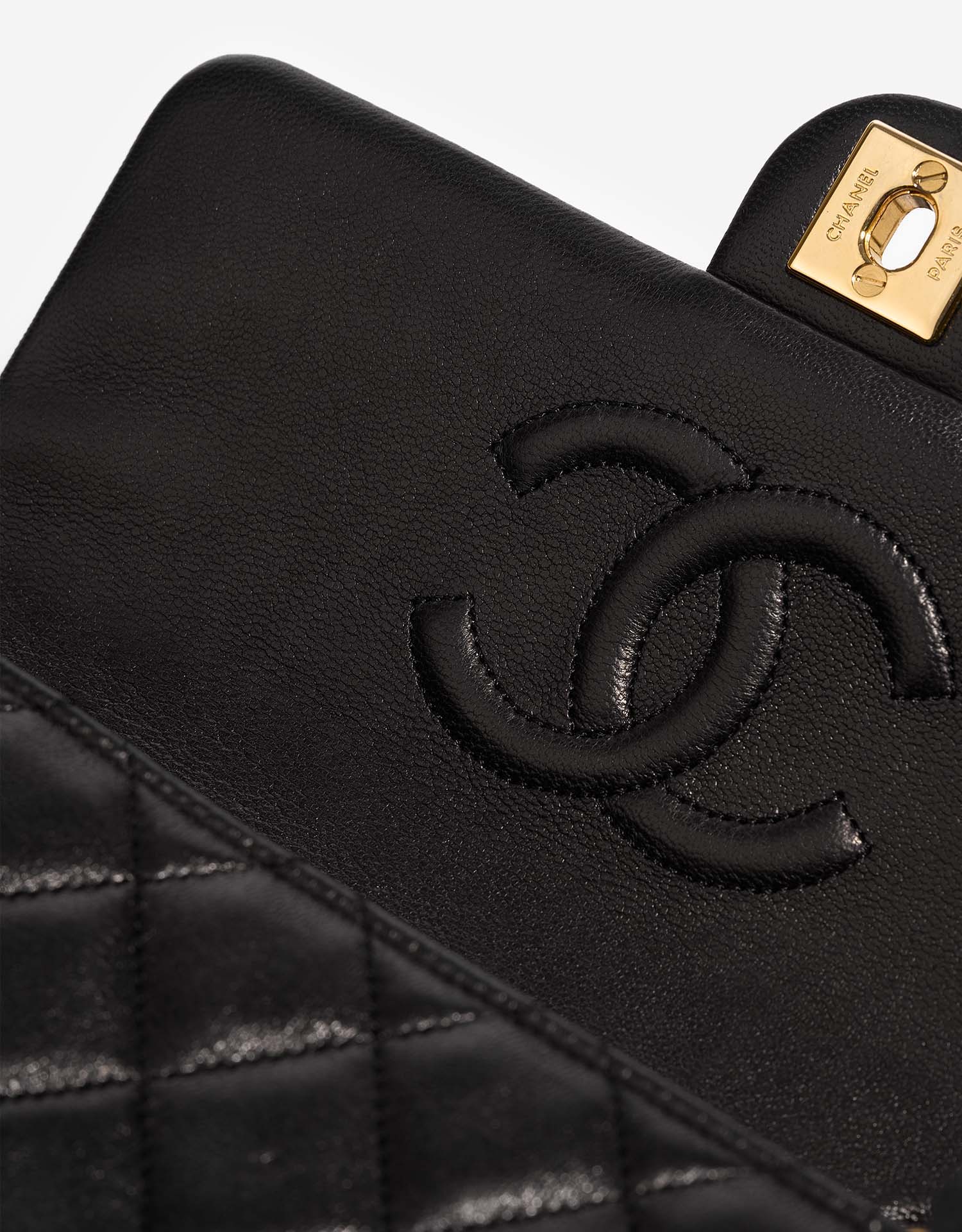 Chanel Timeless MiniSquare Black signs of wear | Sell your designer bag on Saclab.com