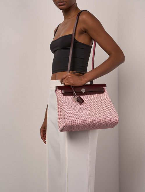 Hermès Herbag 31 Ecru-Blanc-Framboise-Rouge 1M | Verkaufen Sie Ihre Designer-Tasche auf Saclab.com