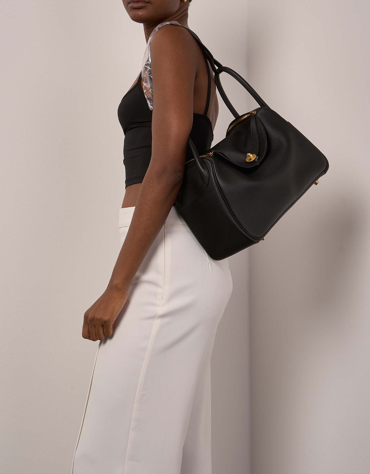 Hermès Lindy 30 Black Sizes Worn | Sell your designer bag on Saclab.com