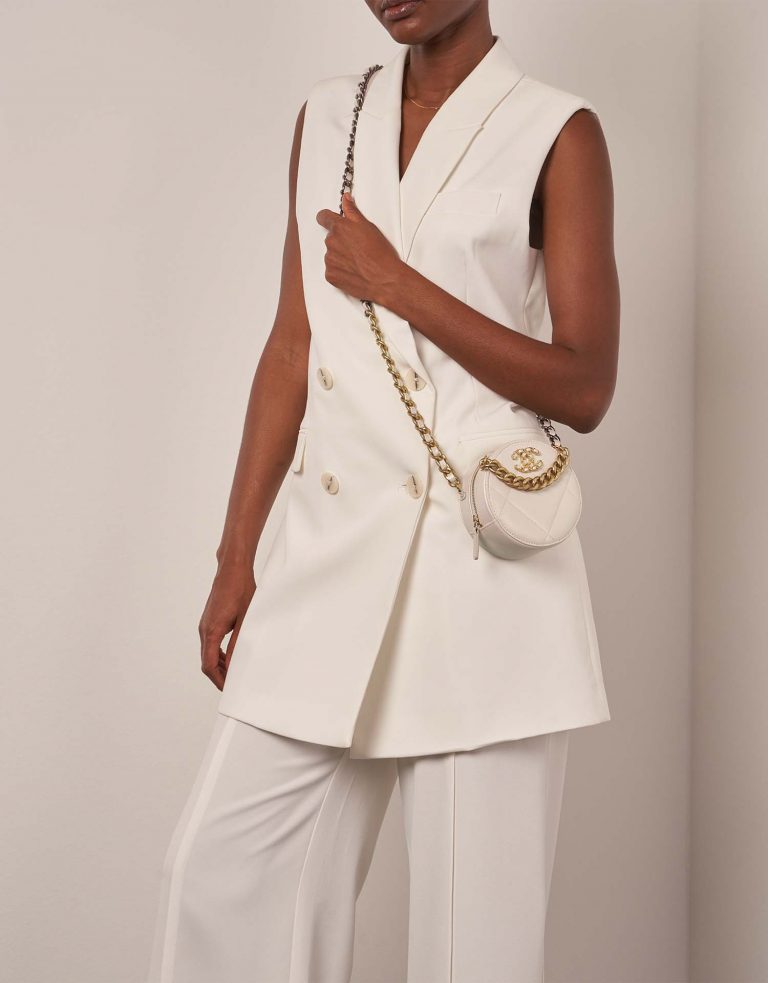Chanel 19 RoundClutch PearlWhite Front | Verkaufen Sie Ihre Designer-Tasche auf Saclab.com
