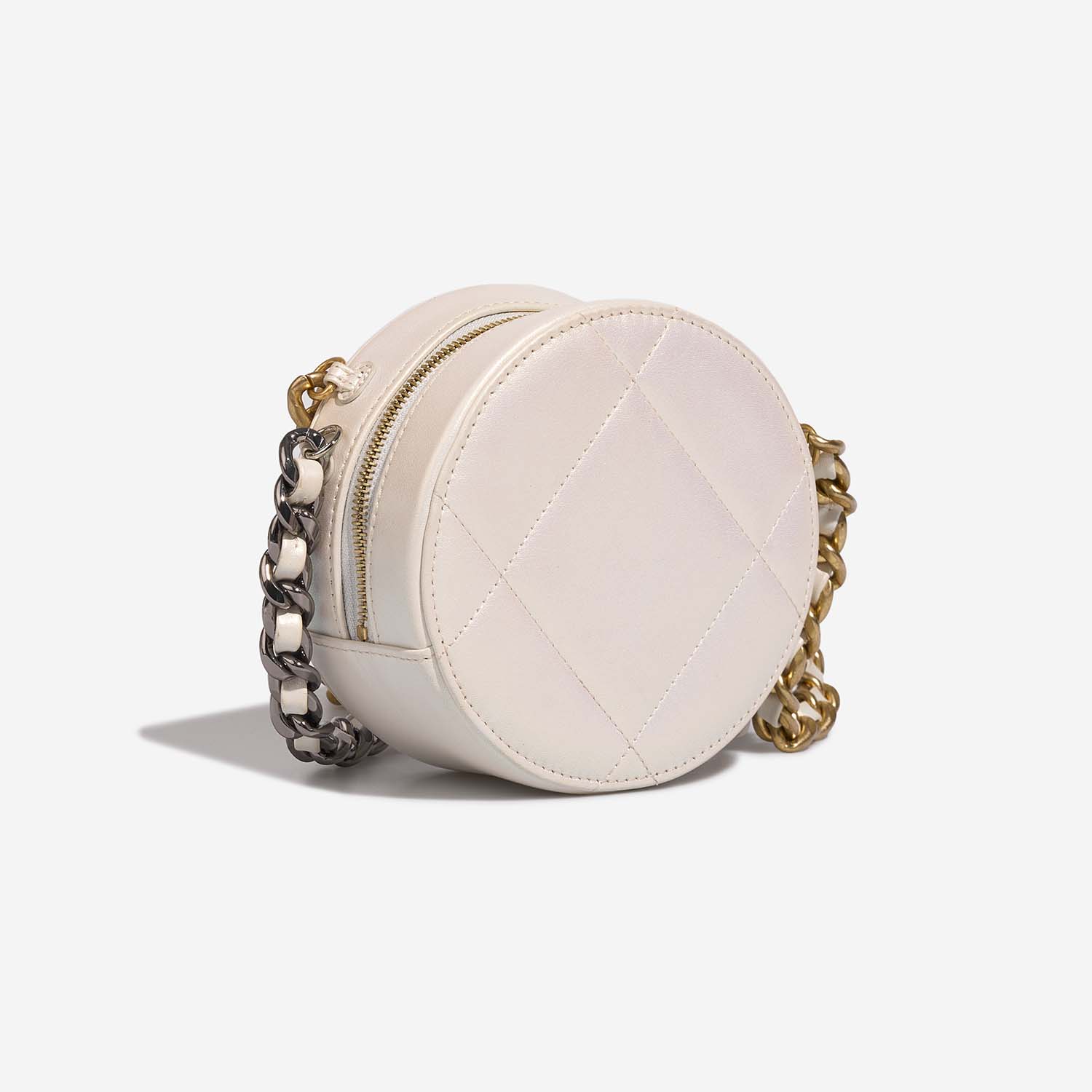Chanel 19 RoundClutch PearlWhite 7SB S | Sell your designer bag on Saclab.com