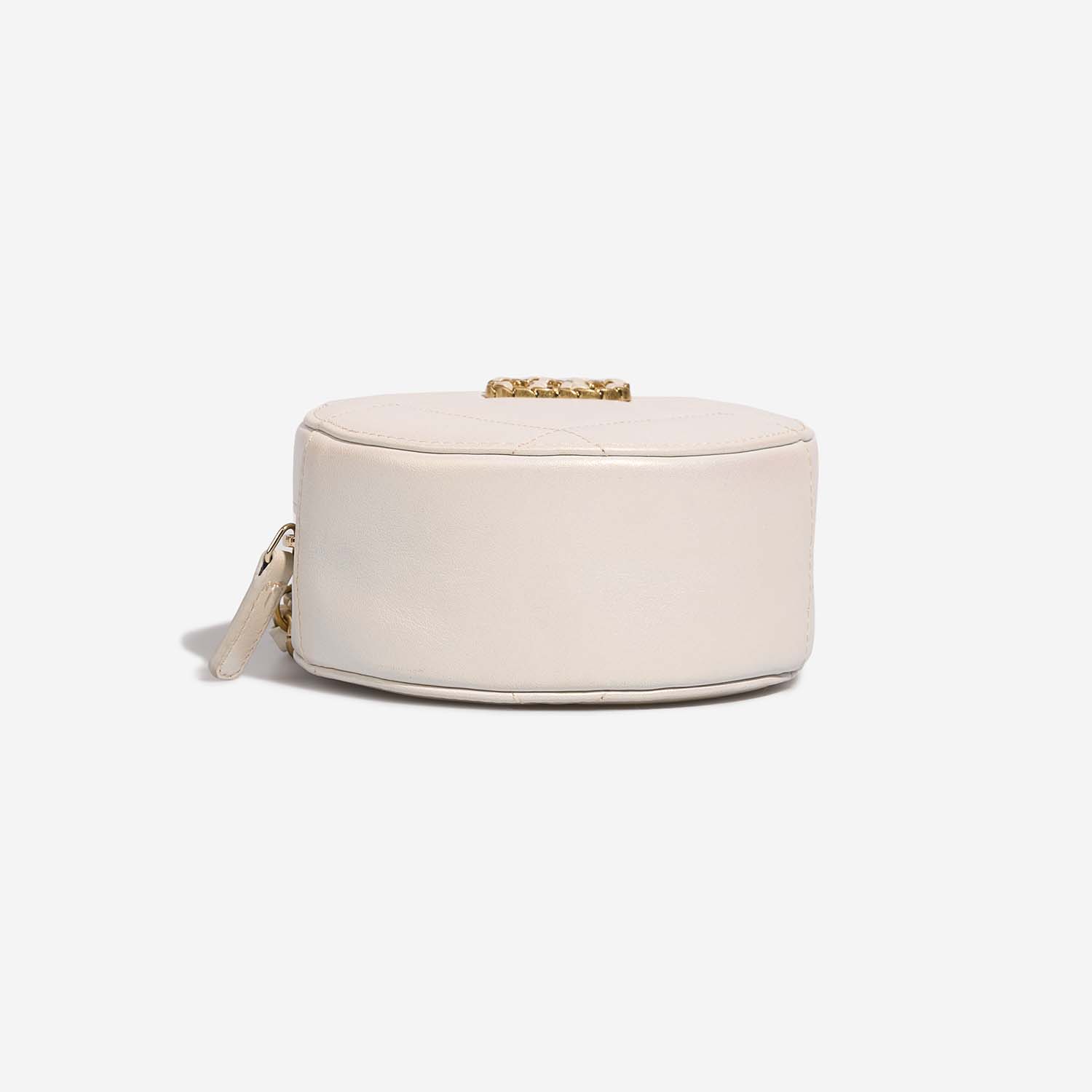 Chanel 19 RoundClutch PearlWhite Bottom  | Sell your designer bag on Saclab.com
