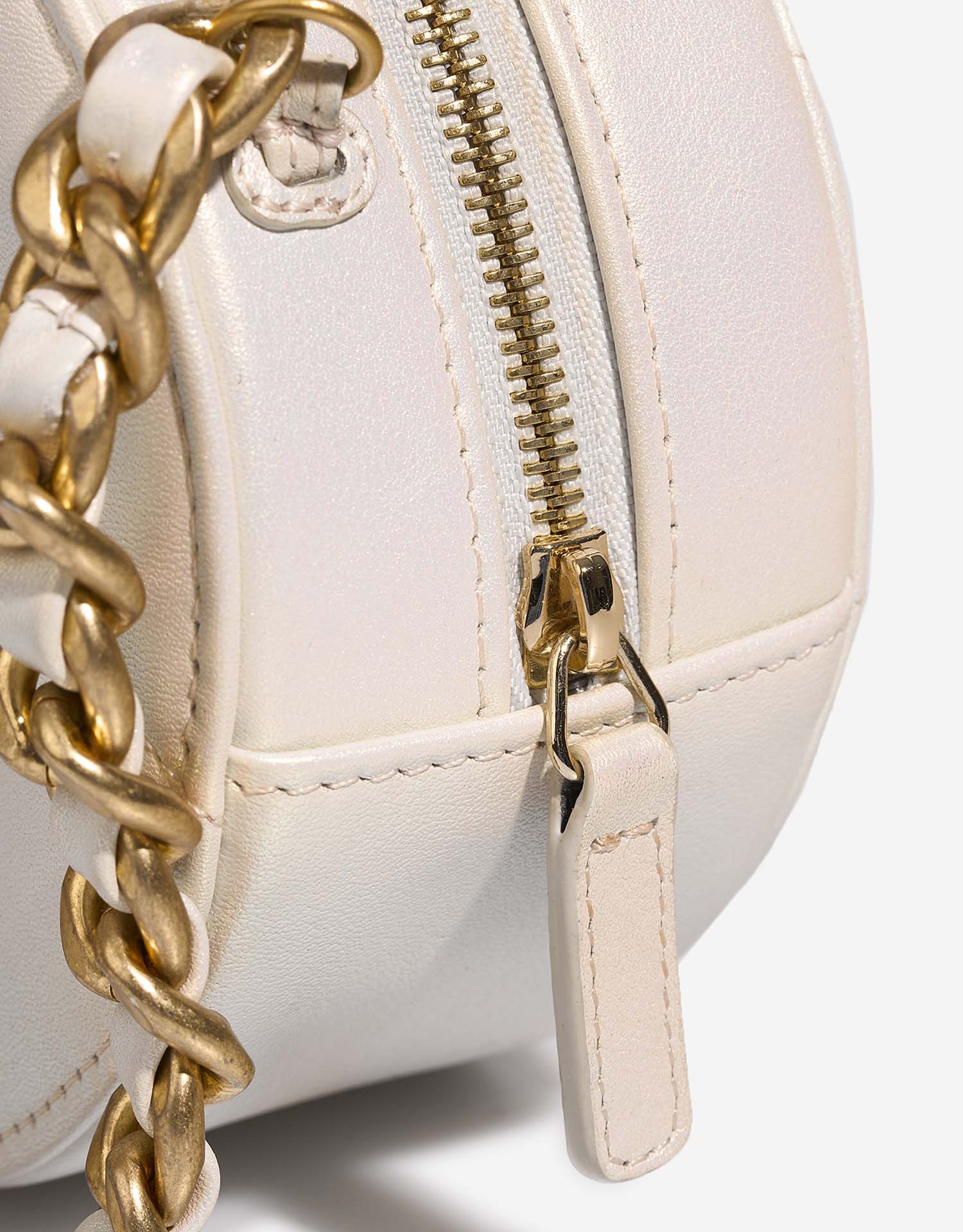 Chanel 19 RoundClutch PearlWhite Closing System  | Sell your designer bag on Saclab.com