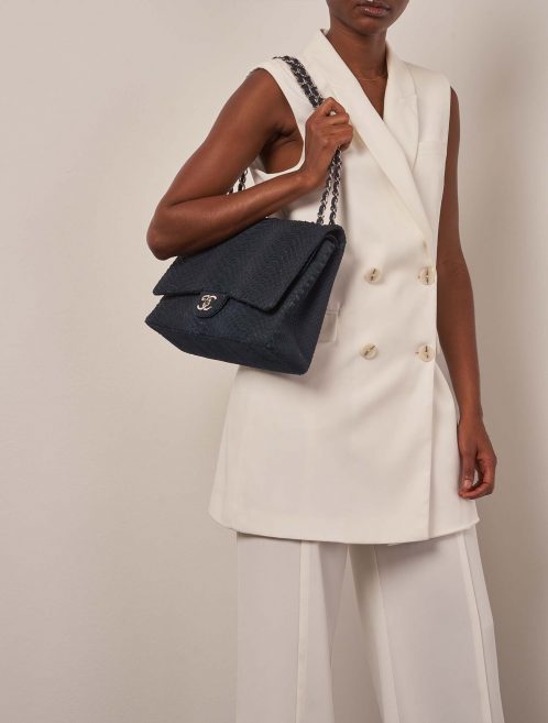 Chanel Timeless Maxi Bleu foncé Tailles Porté | Vendez votre sac de créateur sur Saclab.com