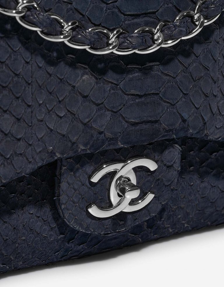 Chanel Timeless Maxi DarkBlue Closing System  | Sell your designer bag on Saclab.com