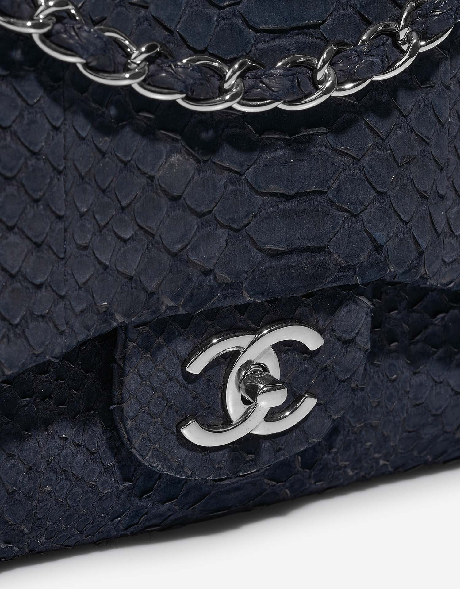 Chanel Timeless Maxi DarkBlue Closing System  | Sell your designer bag on Saclab.com