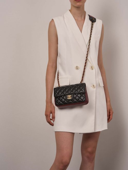 Chanel Timeless MiniRectangular Schwarz-DunkelBurgundy Größen Getragen | Verkaufen Sie Ihre Designer-Tasche auf Saclab.com