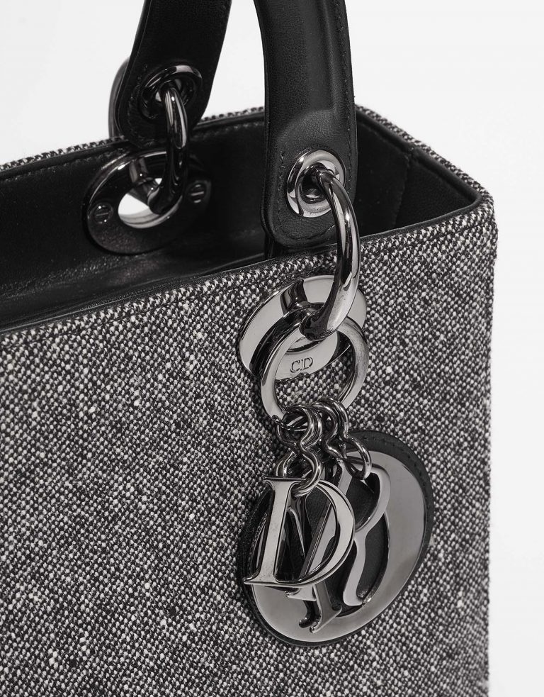 Dior Lady Medium Black-White Closing System  1 | Sell your designer bag on Saclab.com