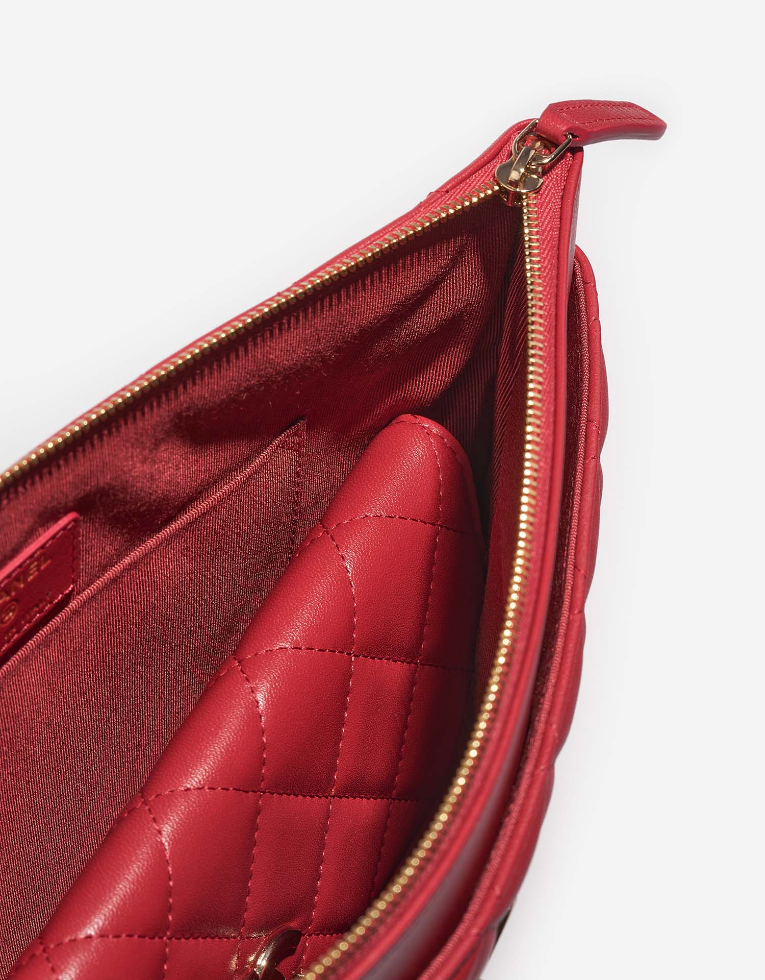 Chanel Timeless Clutch Red Inside 1 | Verkaufen Sie Ihre Designertasche auf Saclab.com