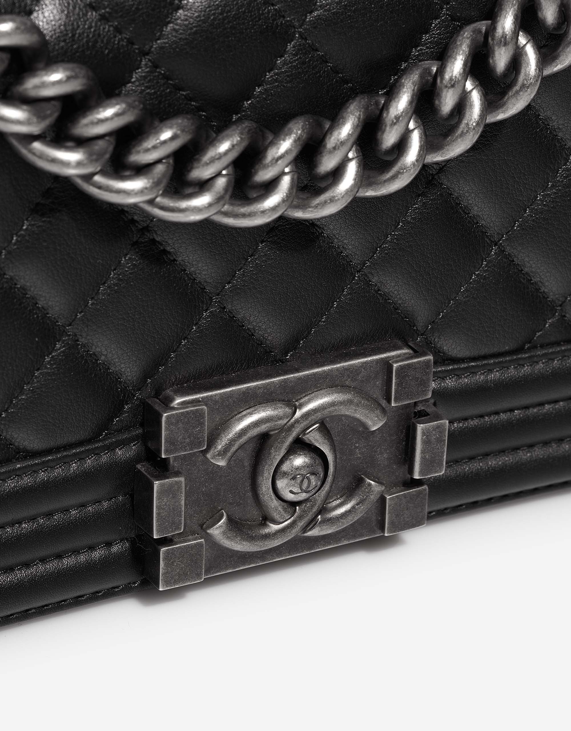 Chanel Boy Small Black Closing System  | Sell your designer bag on Saclab.com