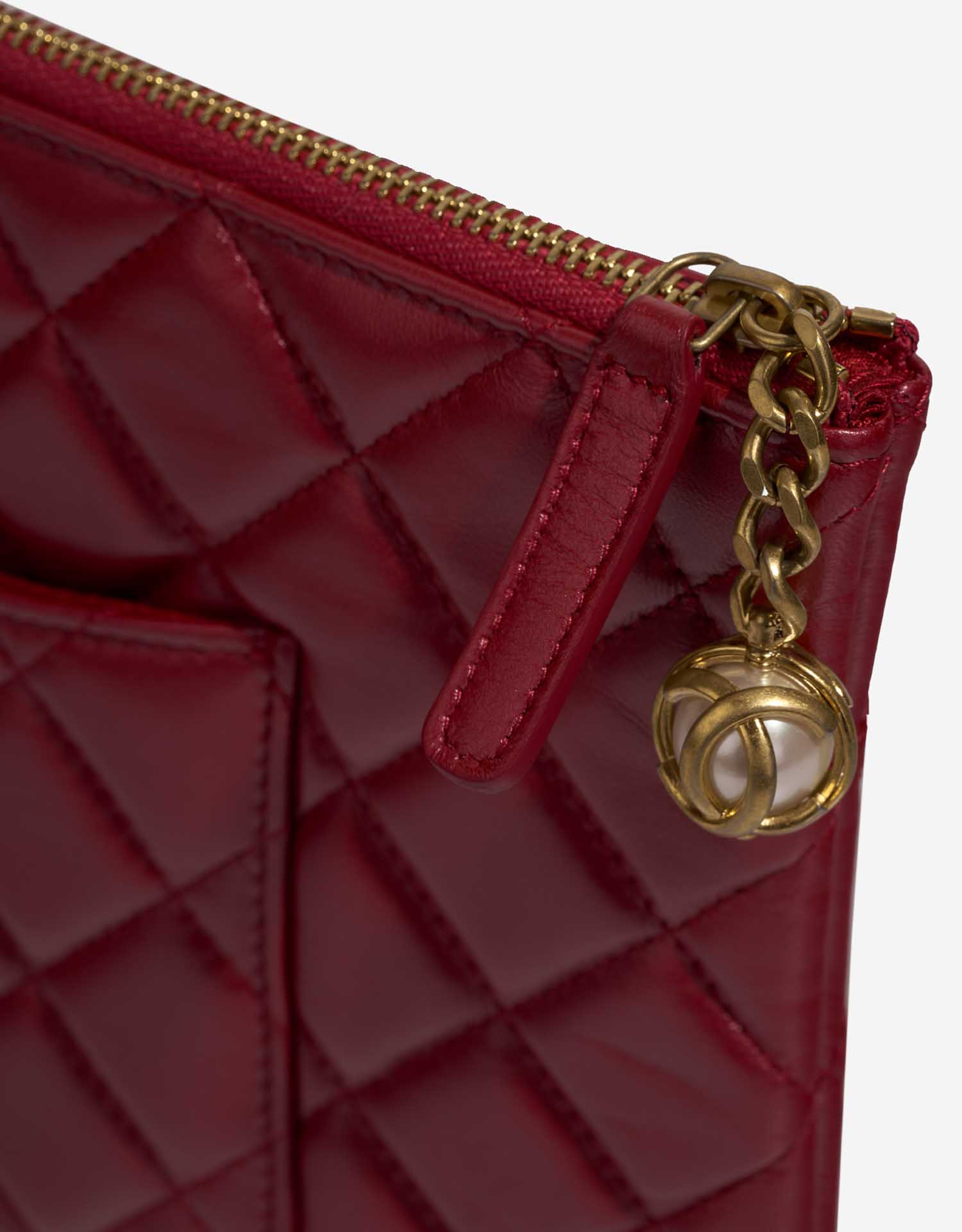 Chanel Timeless Clutch Red Closing System  1 | Sell your designer bag on Saclab.com