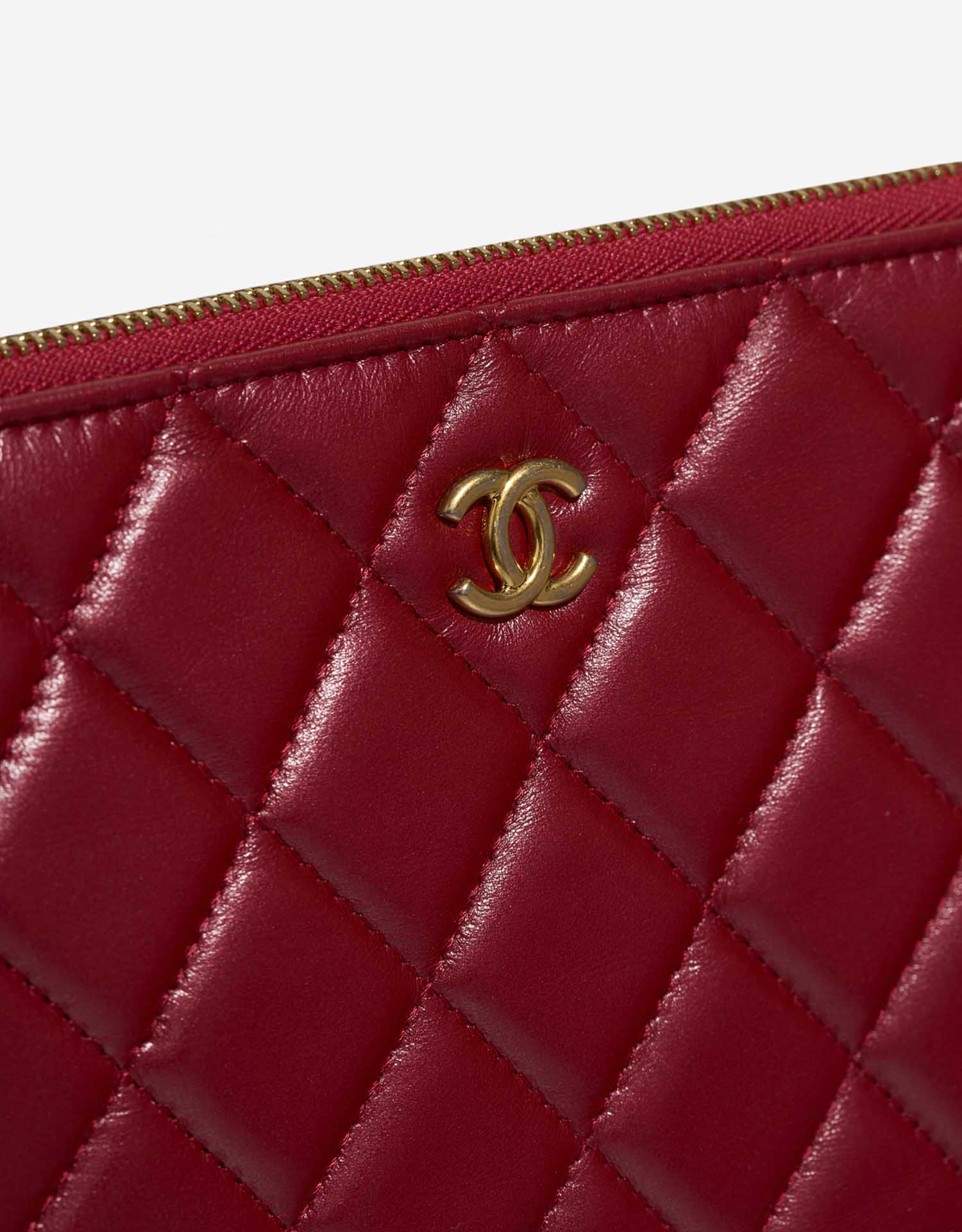 Chanel Timeless Clutch Red Closing System | Sell your designer bag on Saclab.com