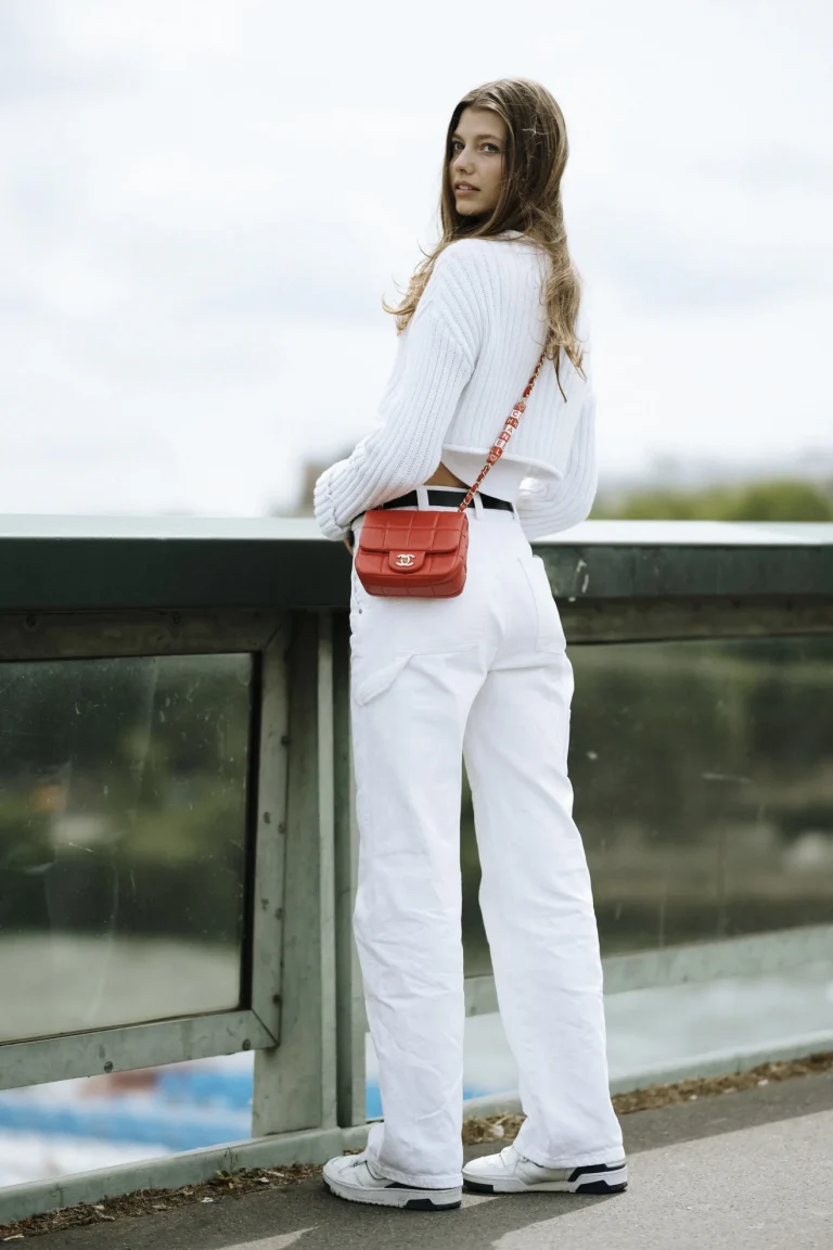 Eine Chanel Mini Square Flap Bag in Rot. Bild: Launchmetrics Spotlight