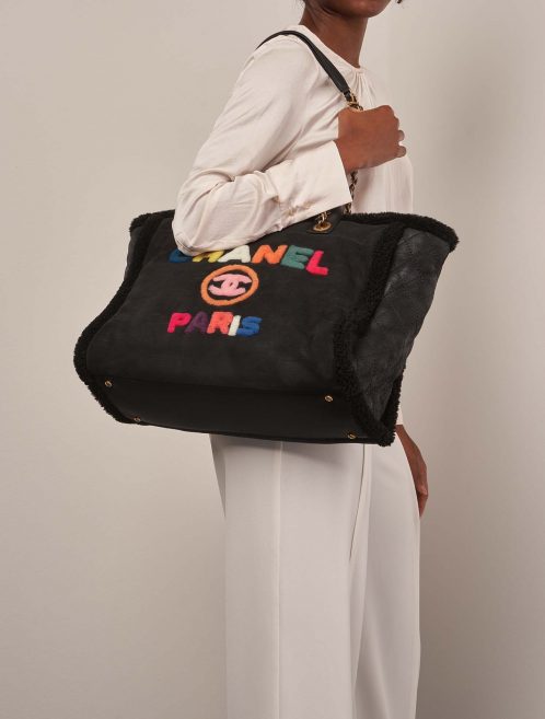 Chanel Deauville Large Noir-Multicolore sur Modèle | Vendez votre sac de créateur sur Saclab.com