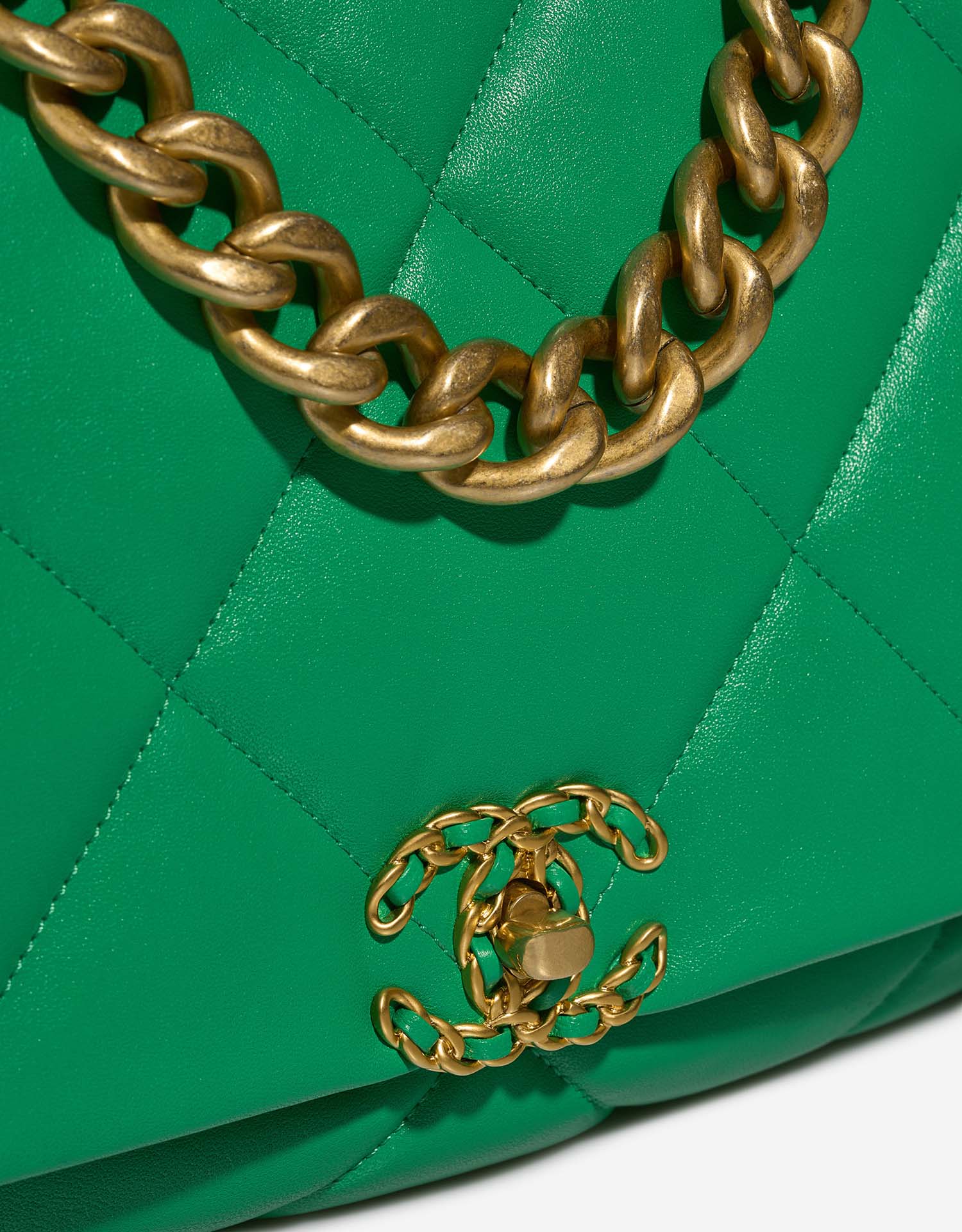 Chanel 19 MaxiFlapBag Green Closing System  | Sell your designer bag on Saclab.com