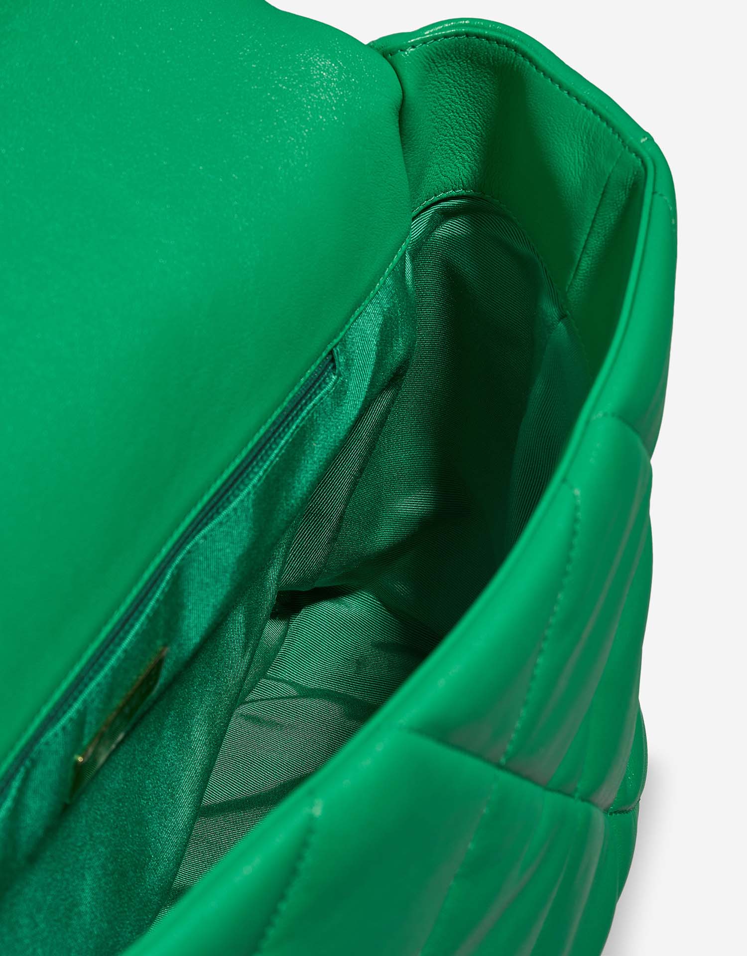 Chanel 19 MaxiFlapBag Green Inside  | Sell your designer bag on Saclab.com