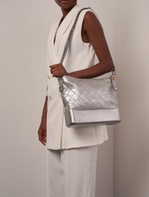 Chanel Gabrielle Large Silver on Model | Verkaufen Sie Ihre Designer-Tasche auf Saclab.com