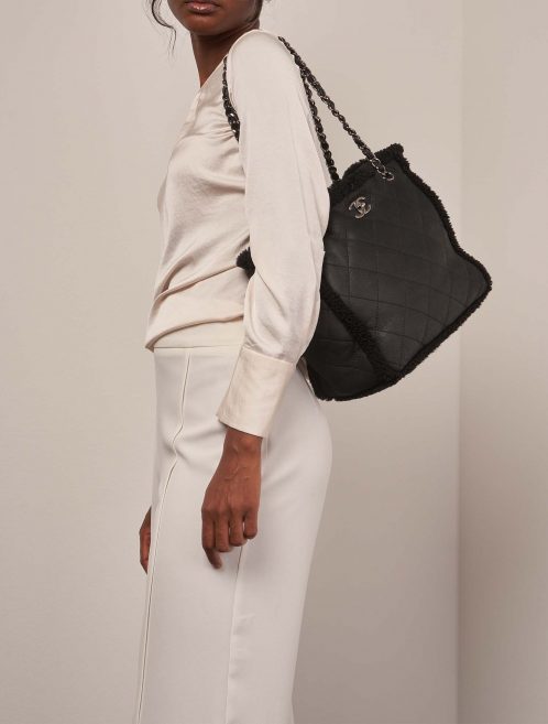 Chanel ShoppingTote Medium Schwarz auf Model | Verkaufen Sie Ihre Designertasche auf Saclab.com