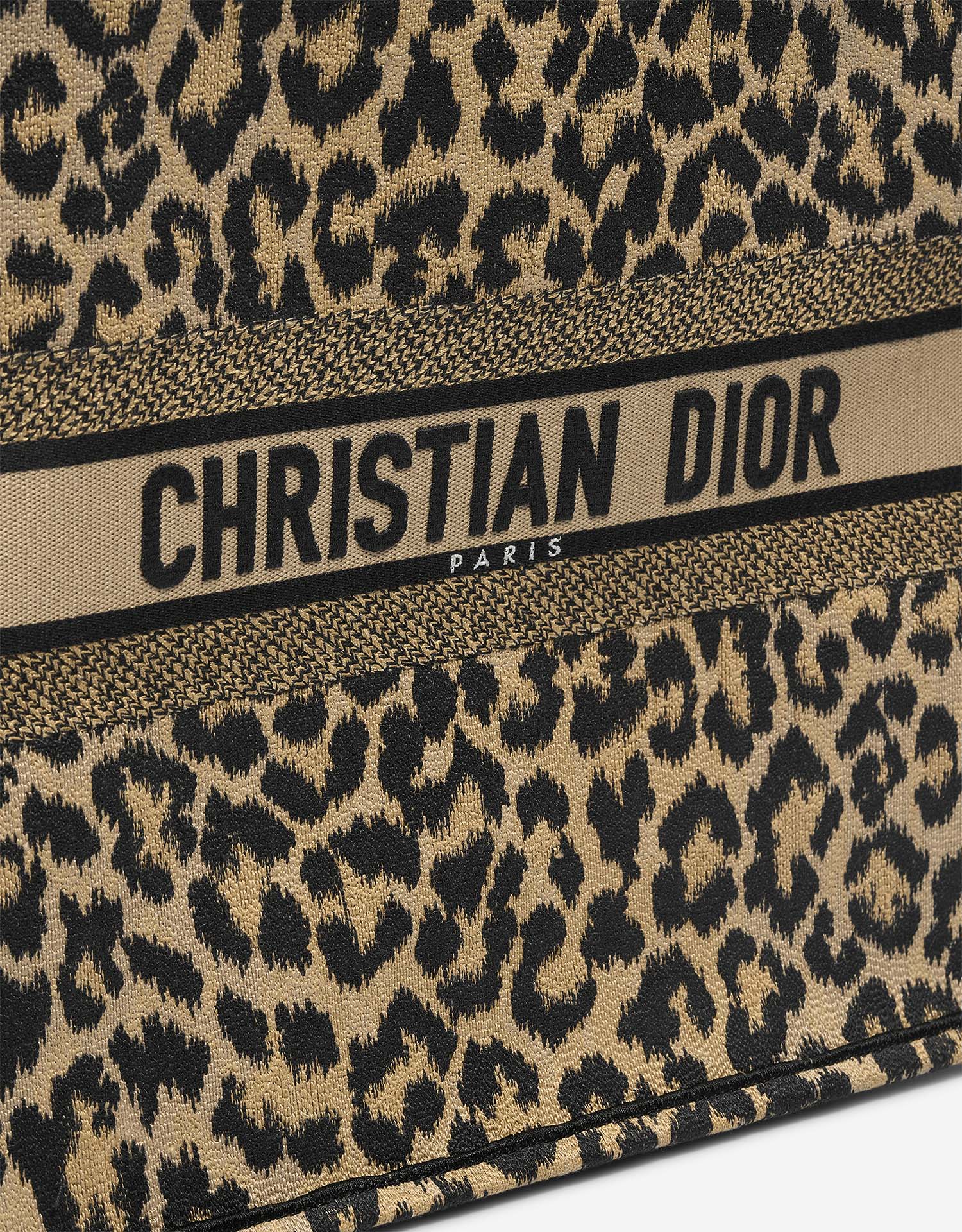 Dior BookTote Large Leopard Closing System  | Sell your designer bag on Saclab.com
