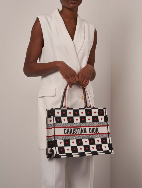 Dior BookTote Small Schwarz-Weiß-Rot am Modell | Verkaufen Sie Ihre Designer-Tasche auf Saclab.com