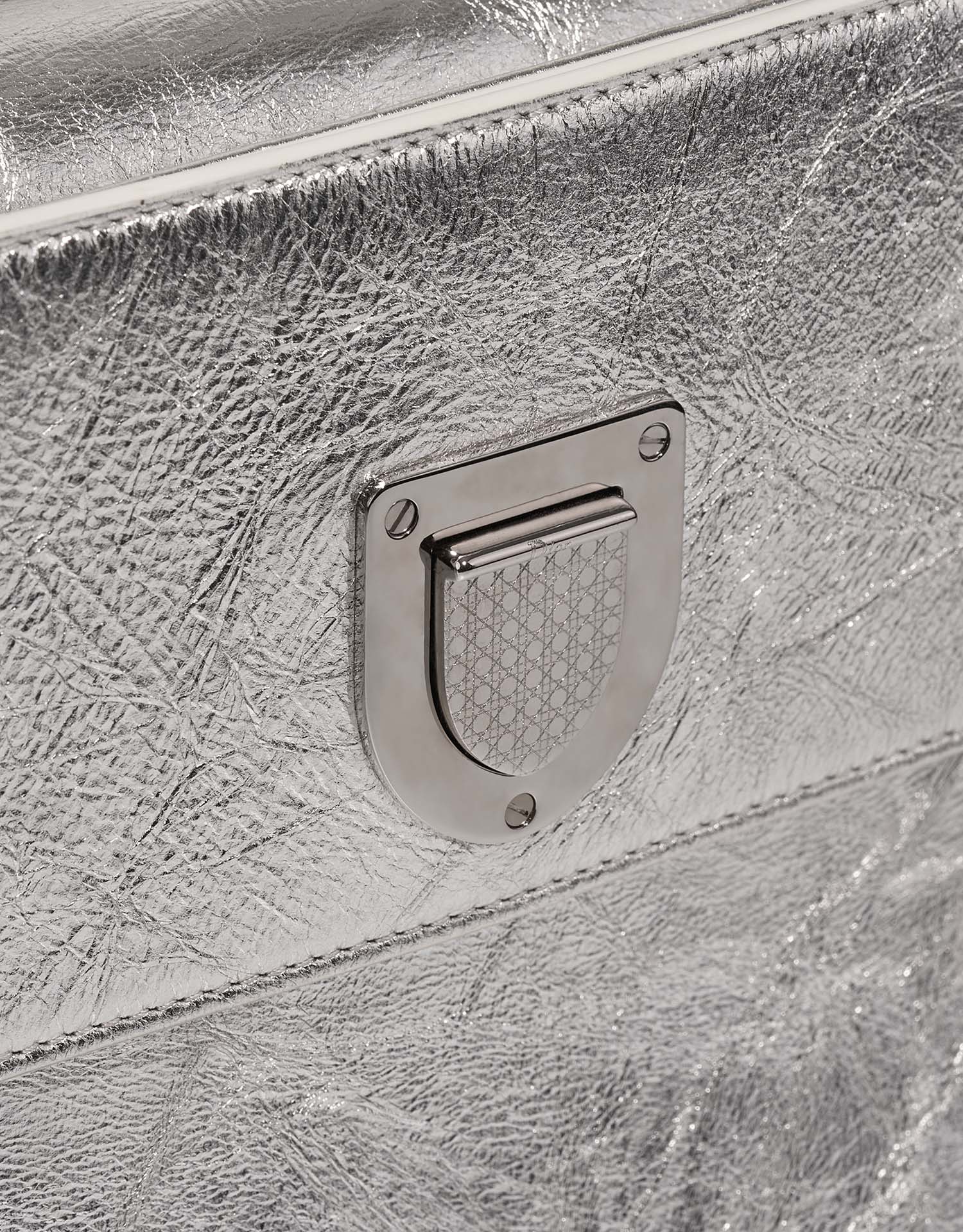 Dior Diorever Medium Silver-White Closing System | Vendez votre sac de créateur sur Saclab.com
