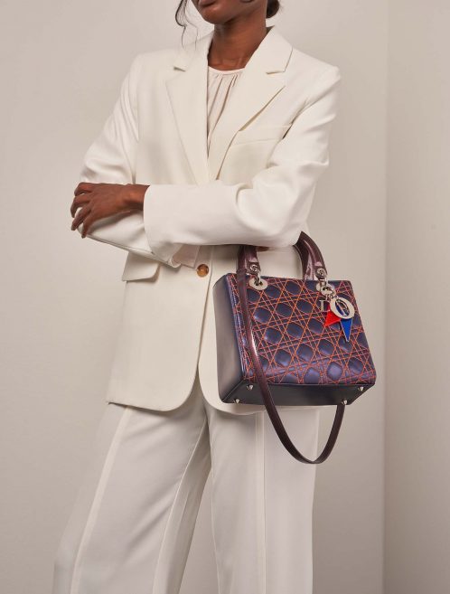 Dior Lady Medium Lila auf Model | Verkaufen Sie Ihre Designertasche auf Saclab.com