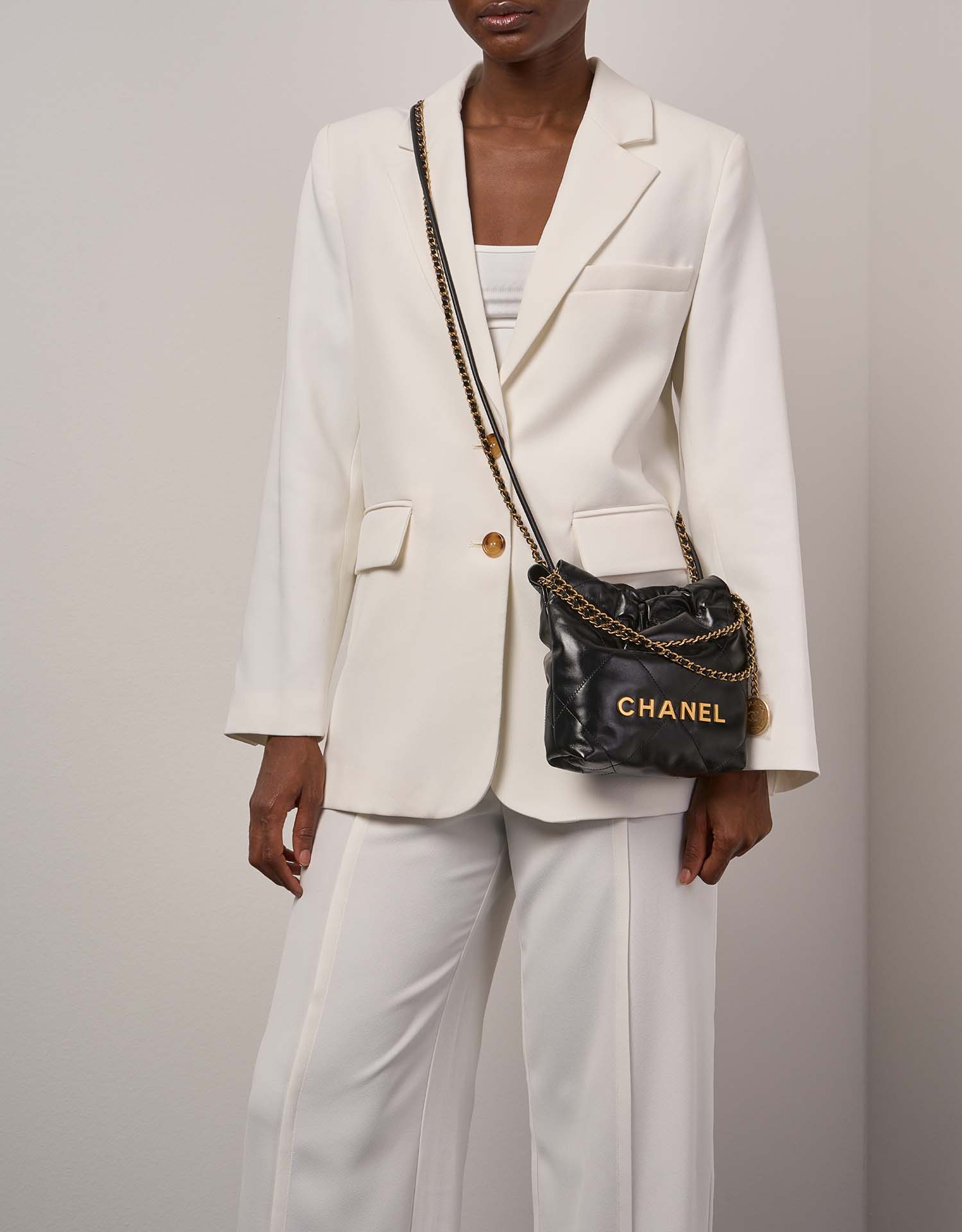 Pre-owned Chanel bag 22 Mini Lamb Black Black | Sell your designer bag on Saclab.com