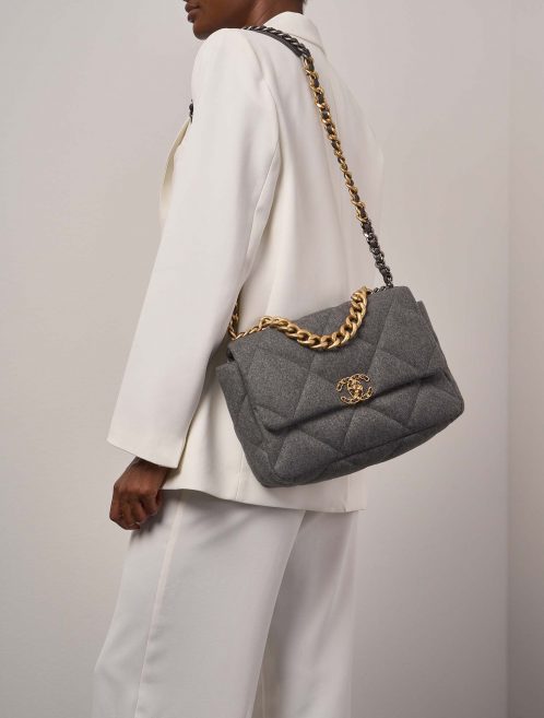 Chanel 19 Grand Gris Tailles Porté | Vendez votre sac de créateur sur Saclab.com