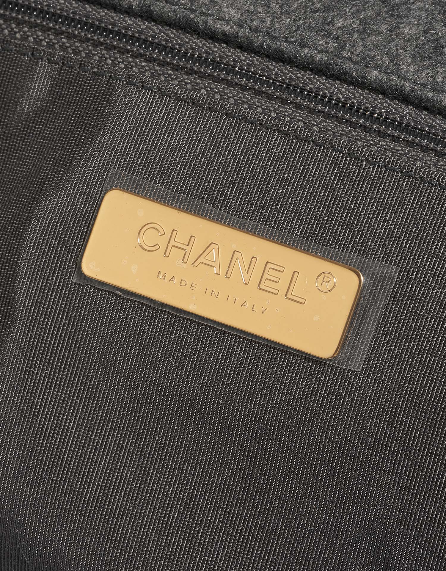 Chanel 19 Large Grey Logo  | Sell your designer bag on Saclab.com