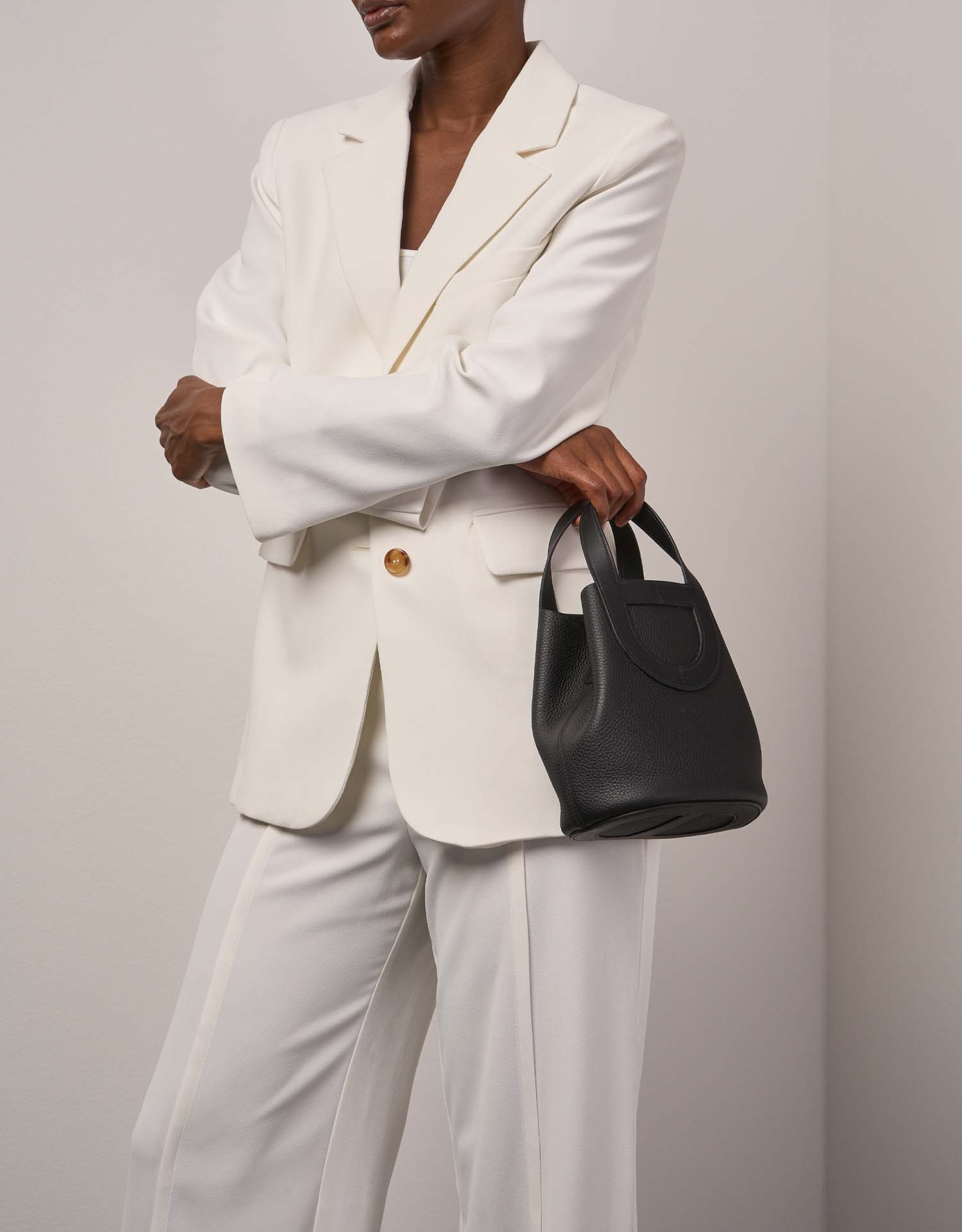 Hermès InTheLoop 18 Black Sizes Worn | Sell your designer bag on Saclab.com