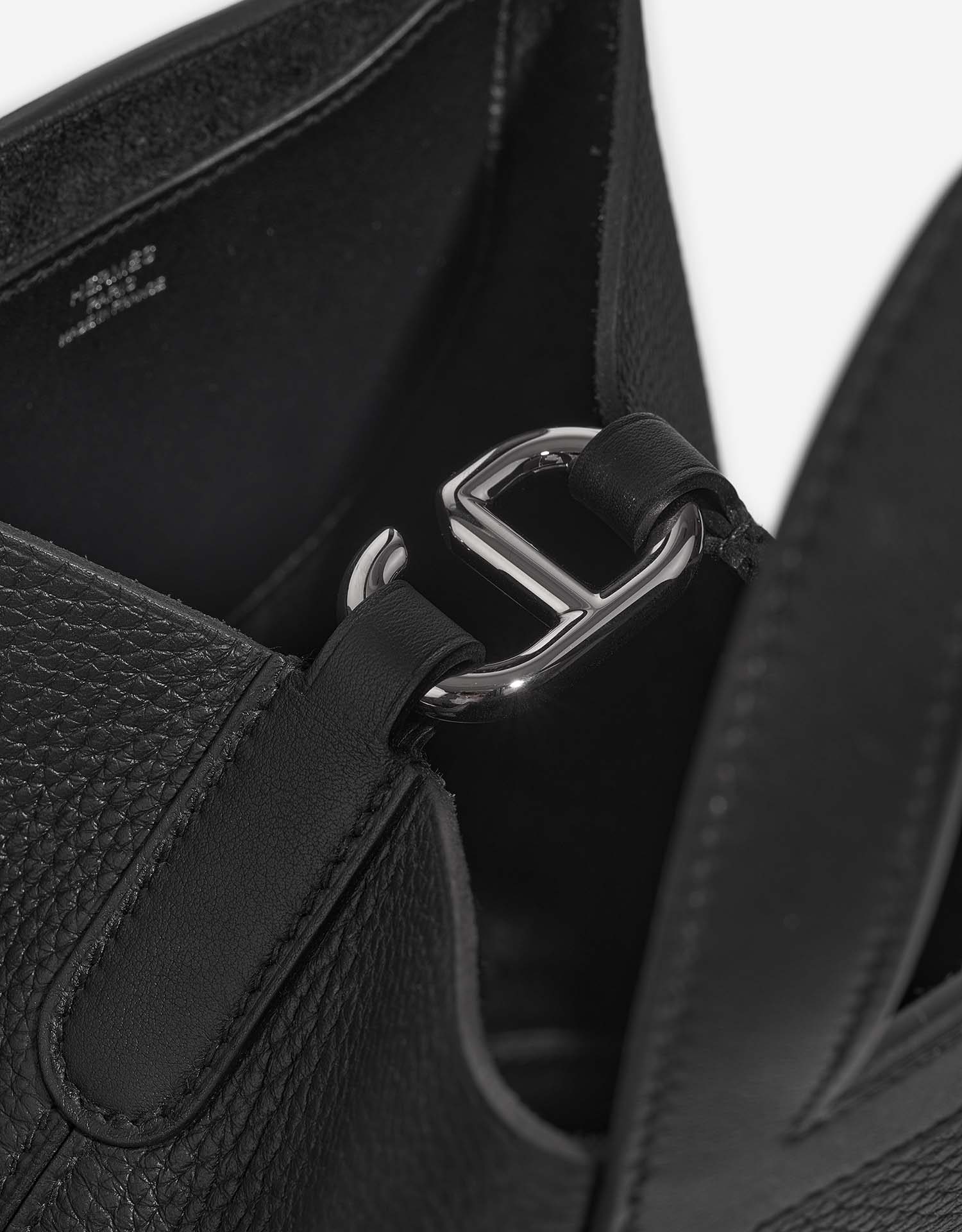 Hermès InTheLoop 18 Black Closing System  | Sell your designer bag on Saclab.com