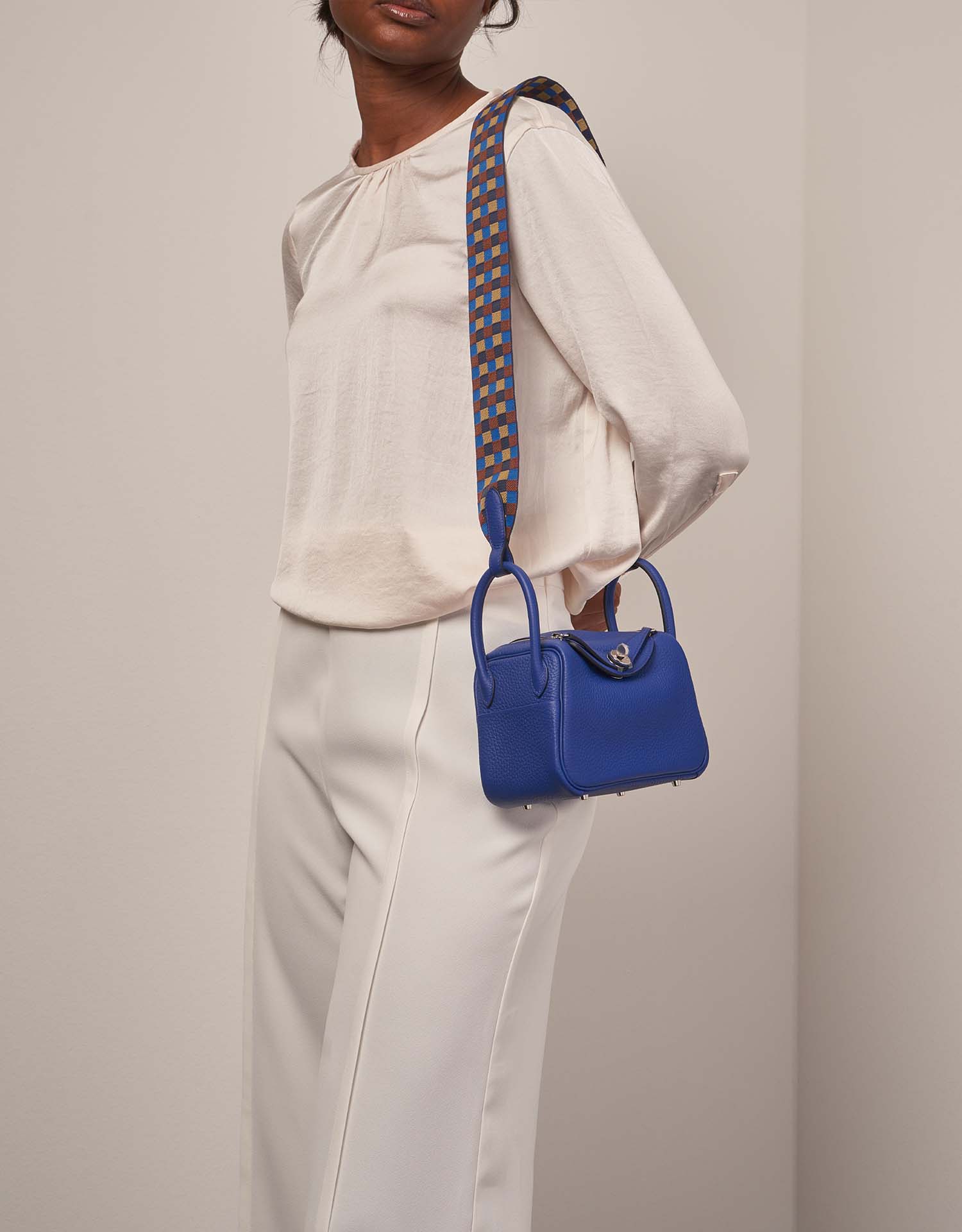 Hermès Lindy Mini BleuRoyal on Model | Sell your designer bag on Saclab.com