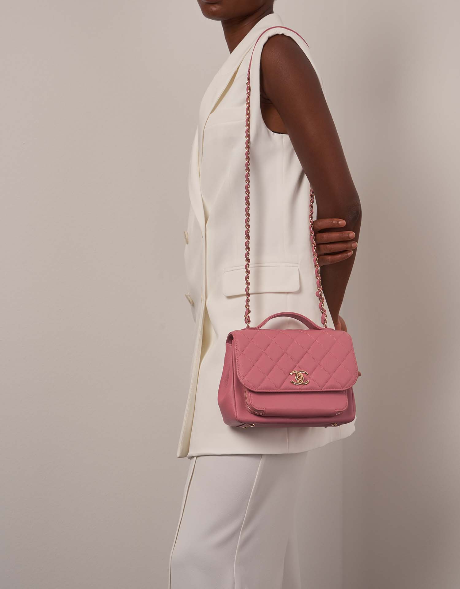 Chanel BusinessAffinity Medium PInk on Model | Sell your designer bag on Saclab.com